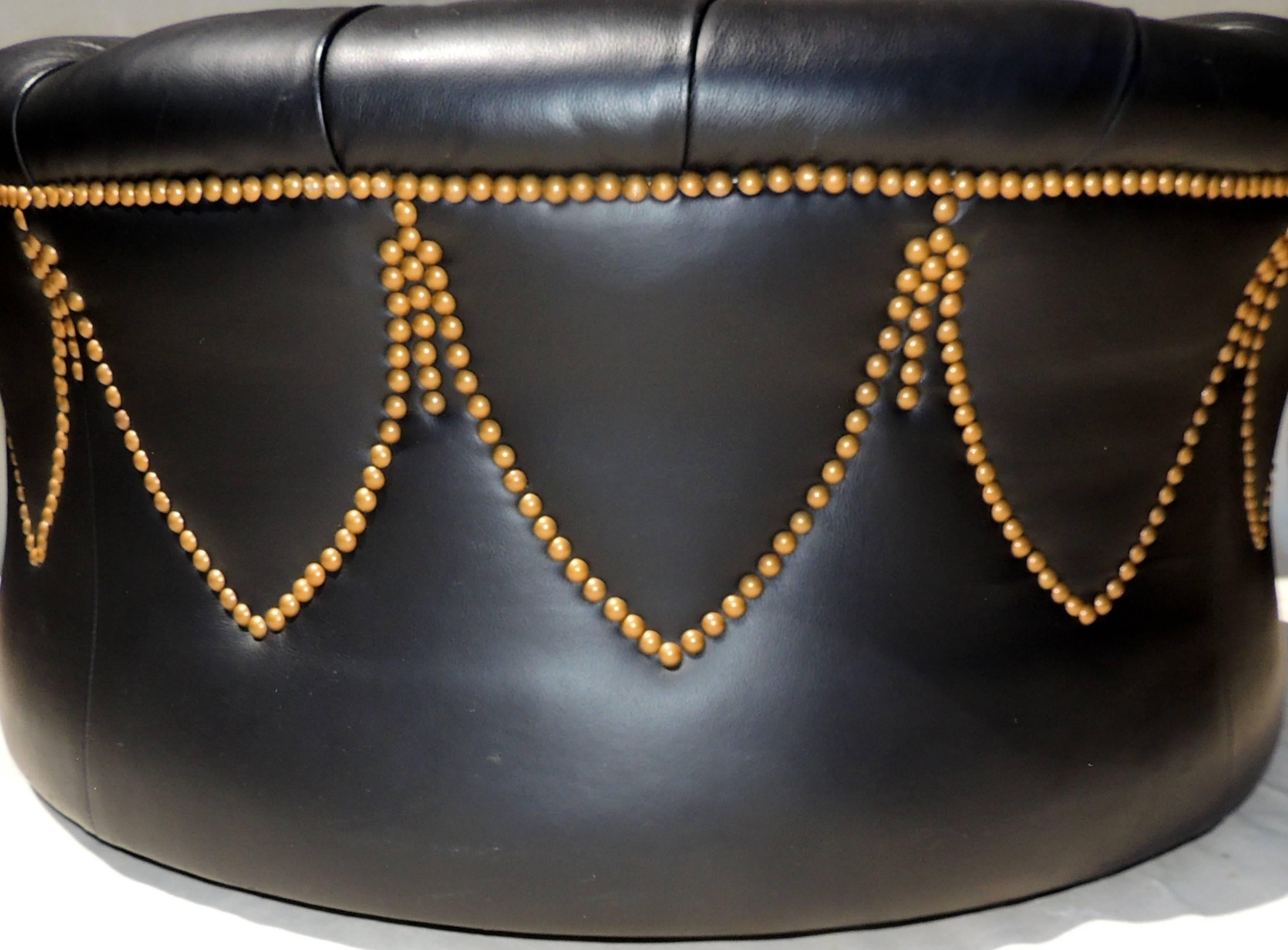 Handsome Black Leather Brass Nailhead Tufted Pouf Ottoman Round Bench Foot Rest In Good Condition In Roslyn, NY