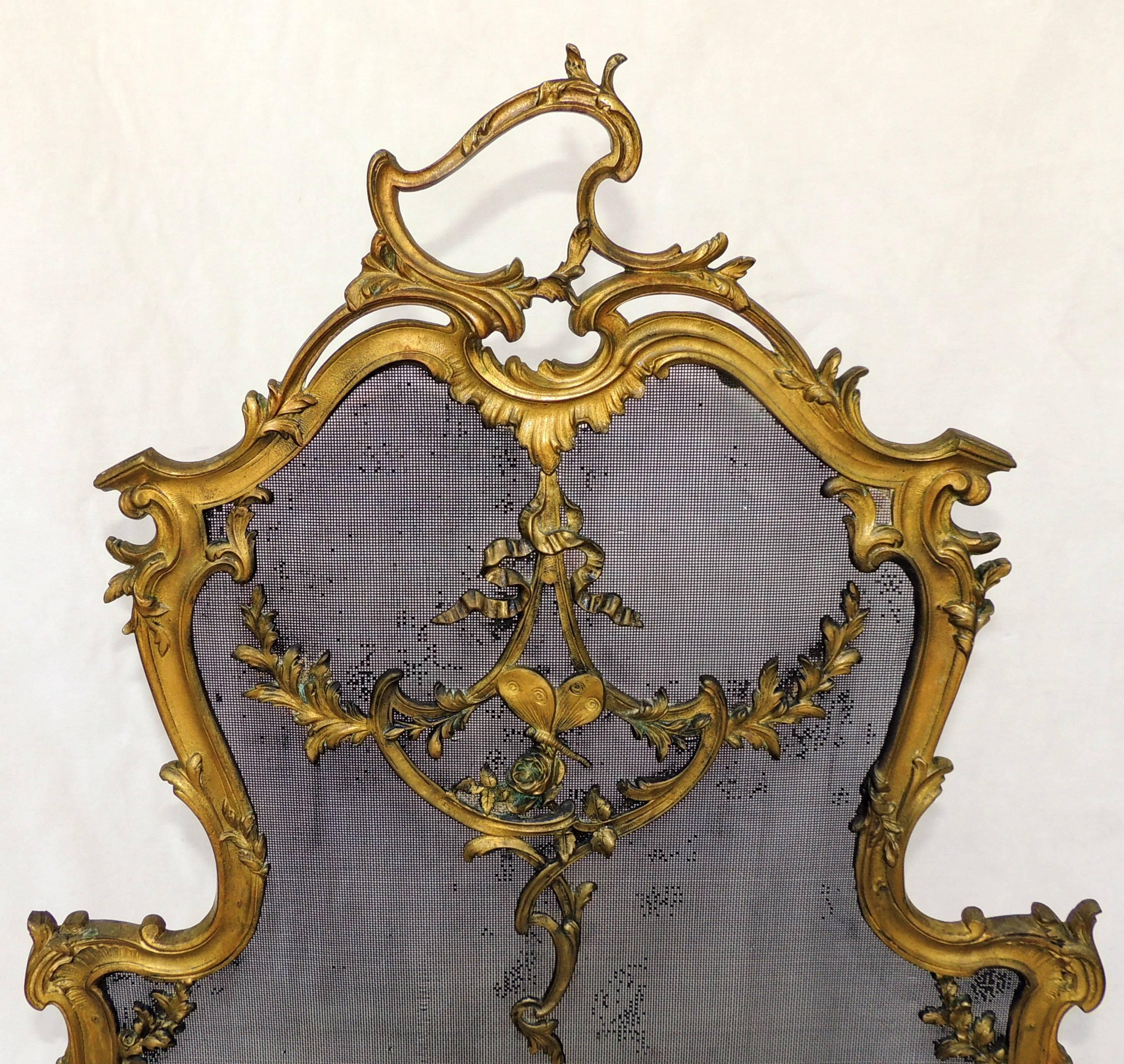 Un merveilleux écran de cheminée français en bronze monté en bronze doré avec un centre en forme de papillon et des guirlandes, avec une petite plaque ronde au dos 
