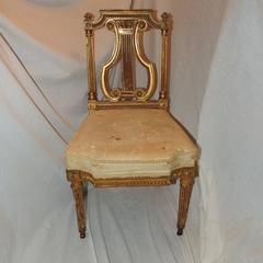 Wundervoller Satz von fünf französischen vergoldeten, geschnitzten Harfenleier-Back Regency Beistellstühlen