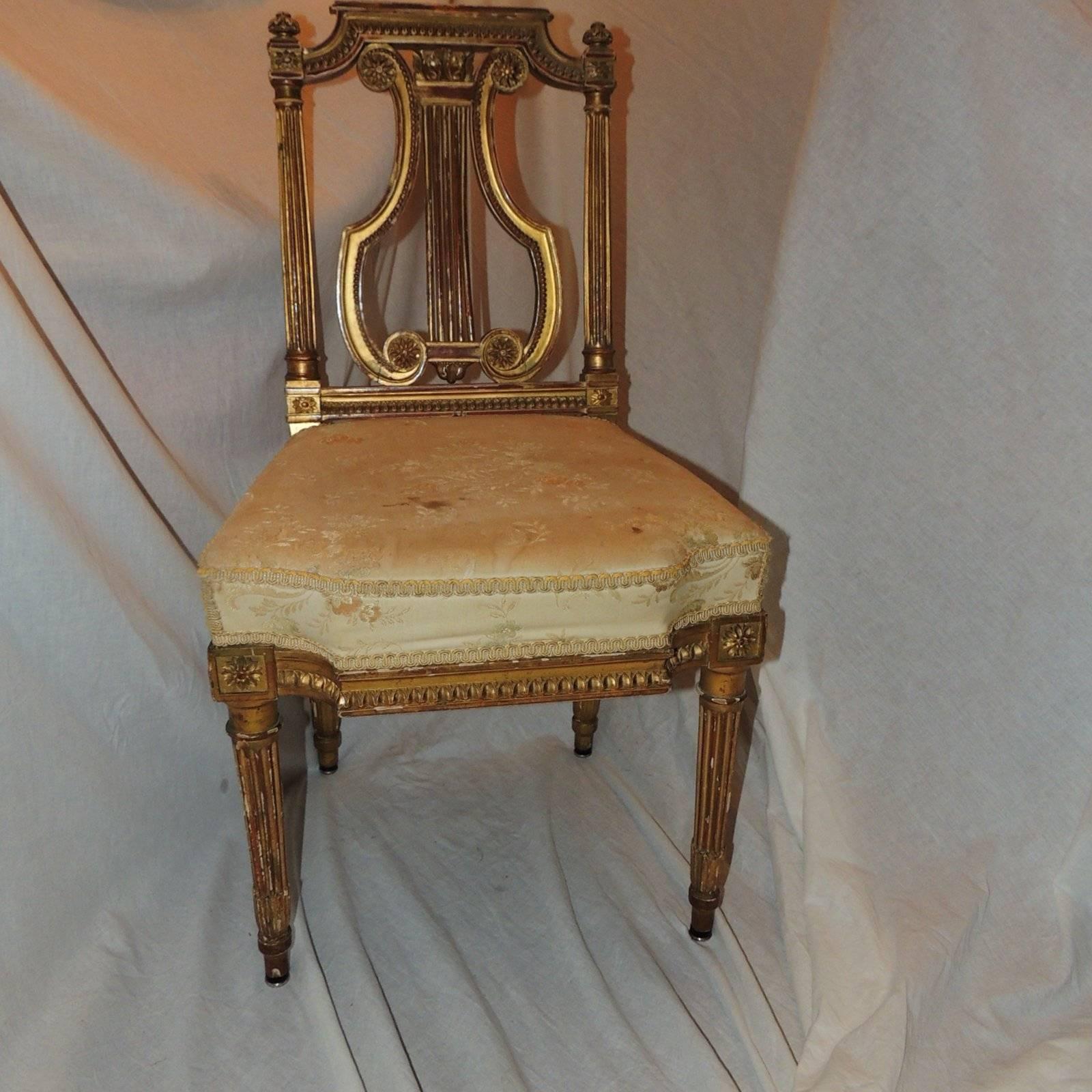 Wundervoller Satz von fünf französischen vergoldeten, geschnitzten Harfenleier-Back Regency Beistellstühlen (Neoklassisch) im Angebot