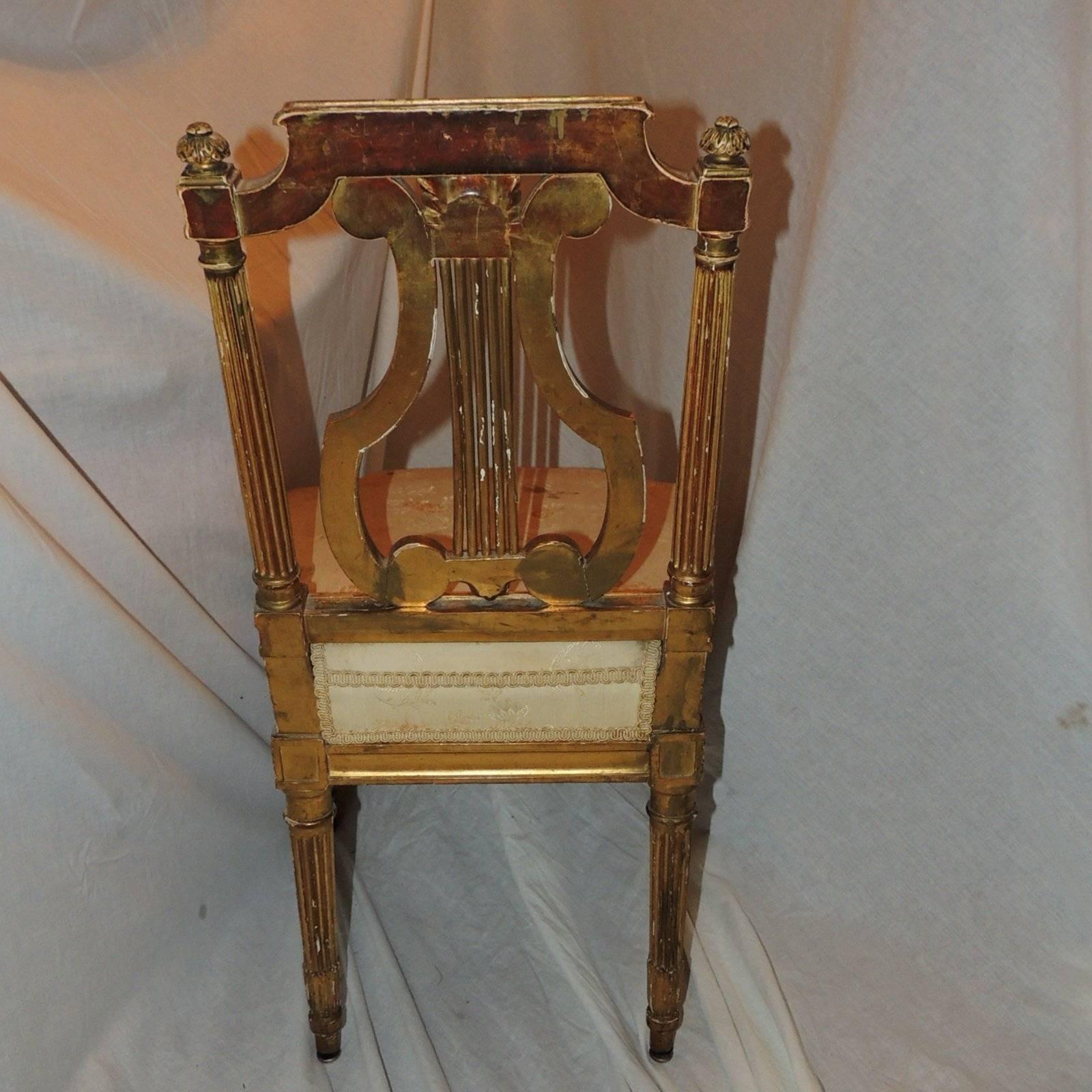 Wundervoller Satz von fünf französischen vergoldeten, geschnitzten Harfenleier-Back Regency Beistellstühlen (Frühes 20. Jahrhundert) im Angebot