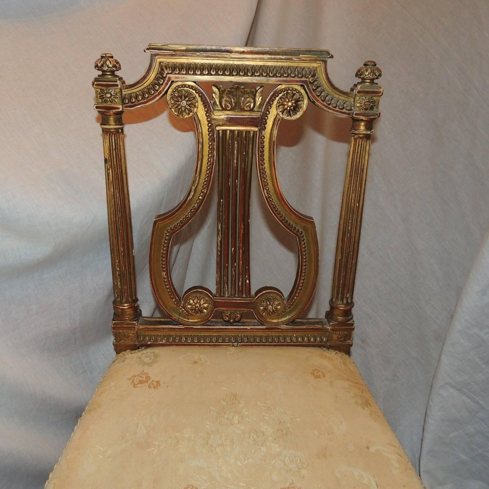 Wundervoller Satz von fünf französischen vergoldeten, geschnitzten Harfenleier-Back Regency Beistellstühlen (Französisch) im Angebot