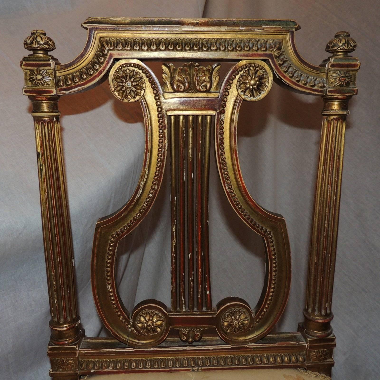 Wundervoller Satz von fünf französischen vergoldeten, geschnitzten Harfenleier-Back Regency Beistellstühlen (Geschnitzt) im Angebot