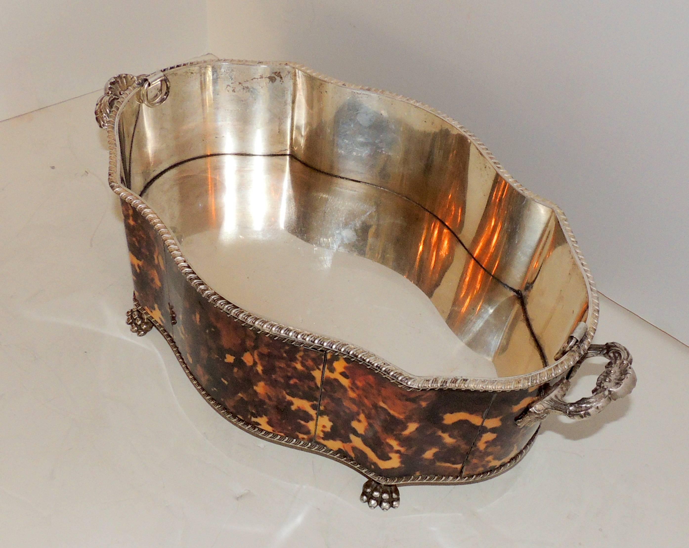 A wonderful English Regency silver plated faux tortoiseshell jardinière planter centrepiece with removable liner.
Measures: 17