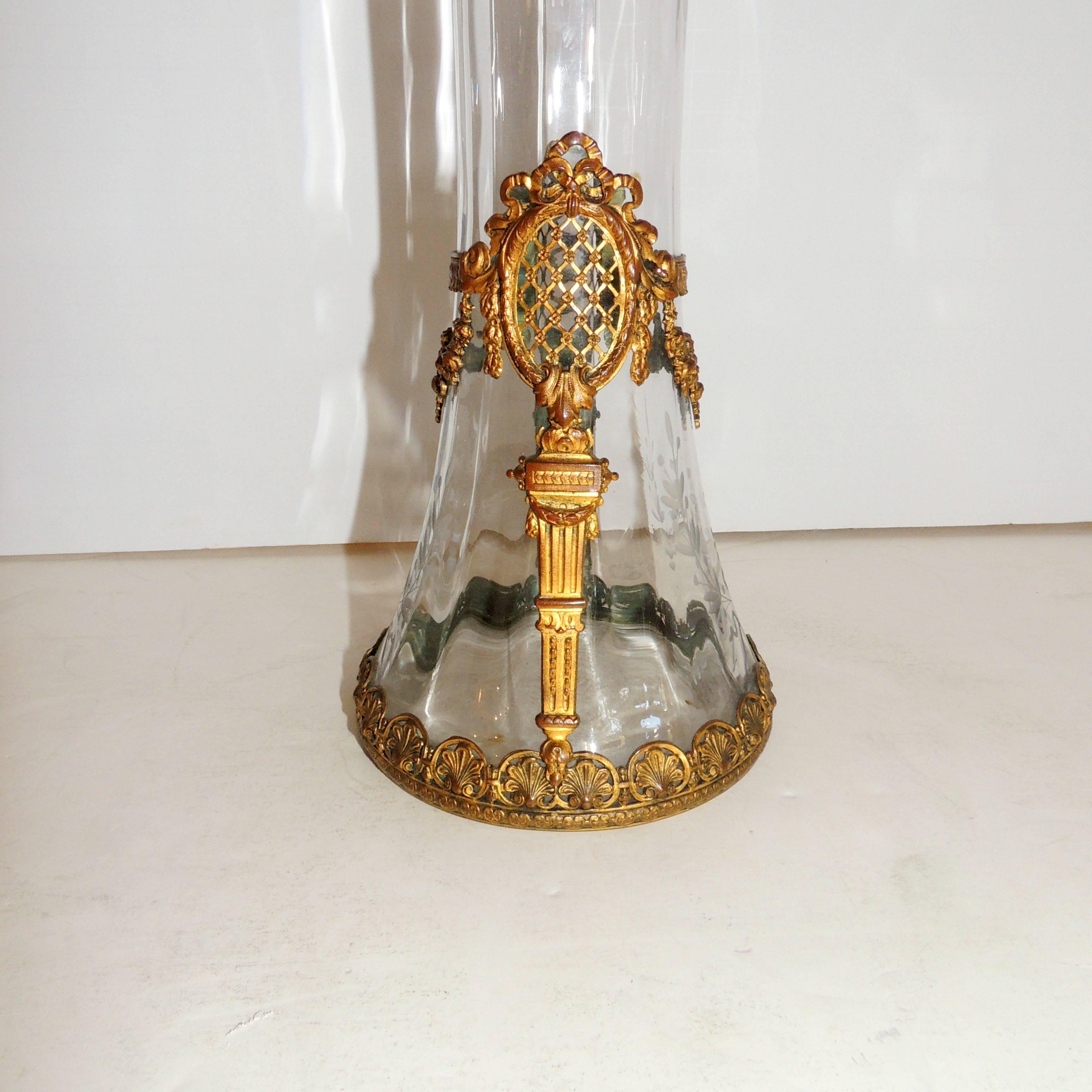 Belle Époque Meraviglioso vaso francese di cristallo inciso con fiocchi e ghirlande in bronzo dorato e ormeggiato in vendita