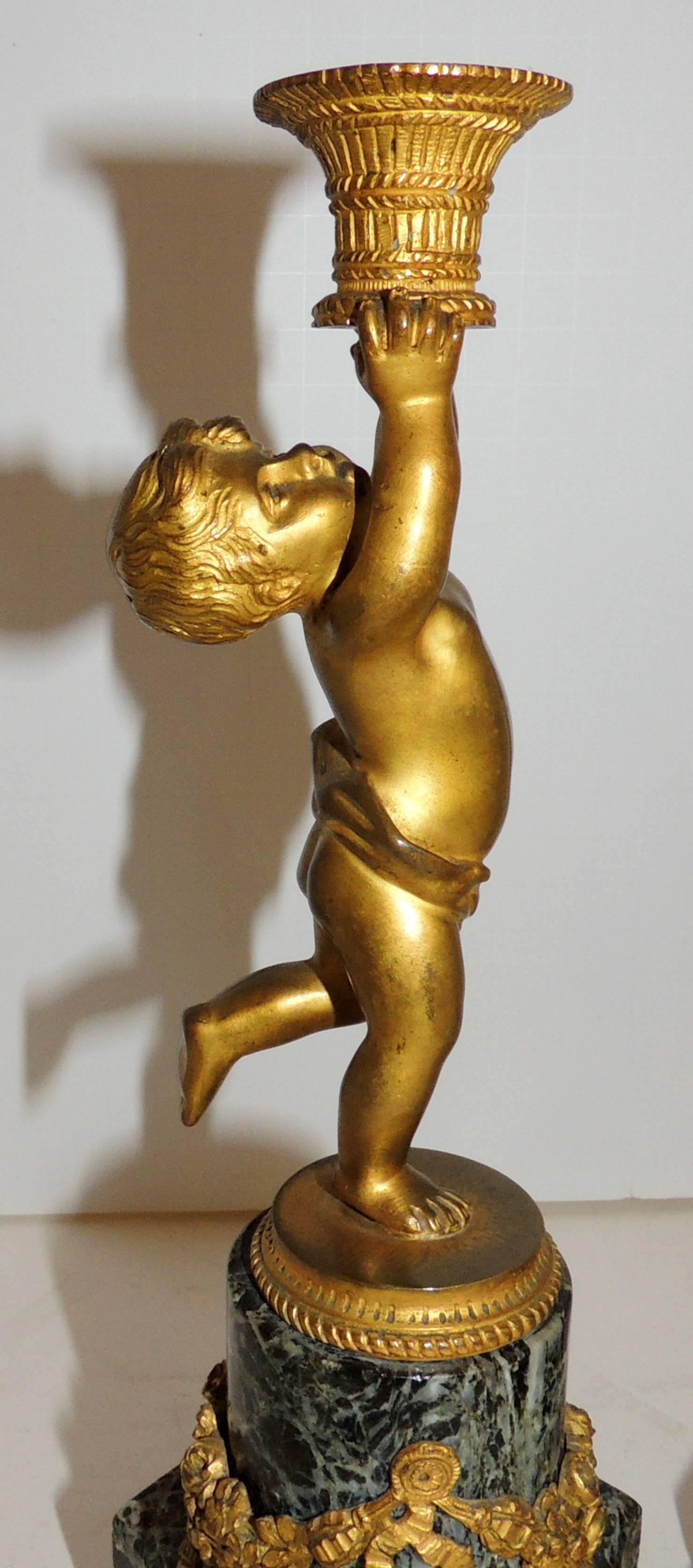 Französische Dore Bronze Cherub Putten Ormolu Swag Marmor Kerzenständer, Paar (Mitte des 20. Jahrhunderts) im Angebot