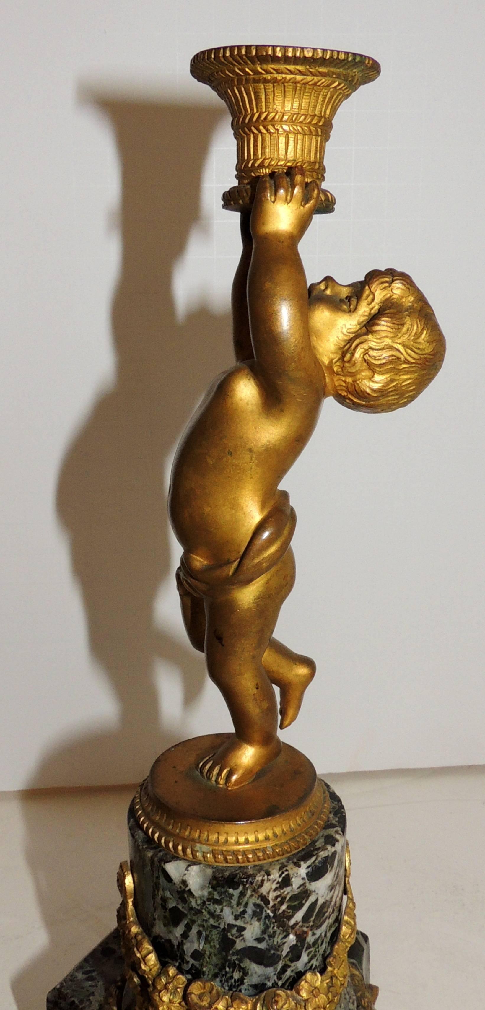 Französische Dore Bronze Cherub Putten Ormolu Swag Marmor Kerzenständer, Paar im Angebot 1