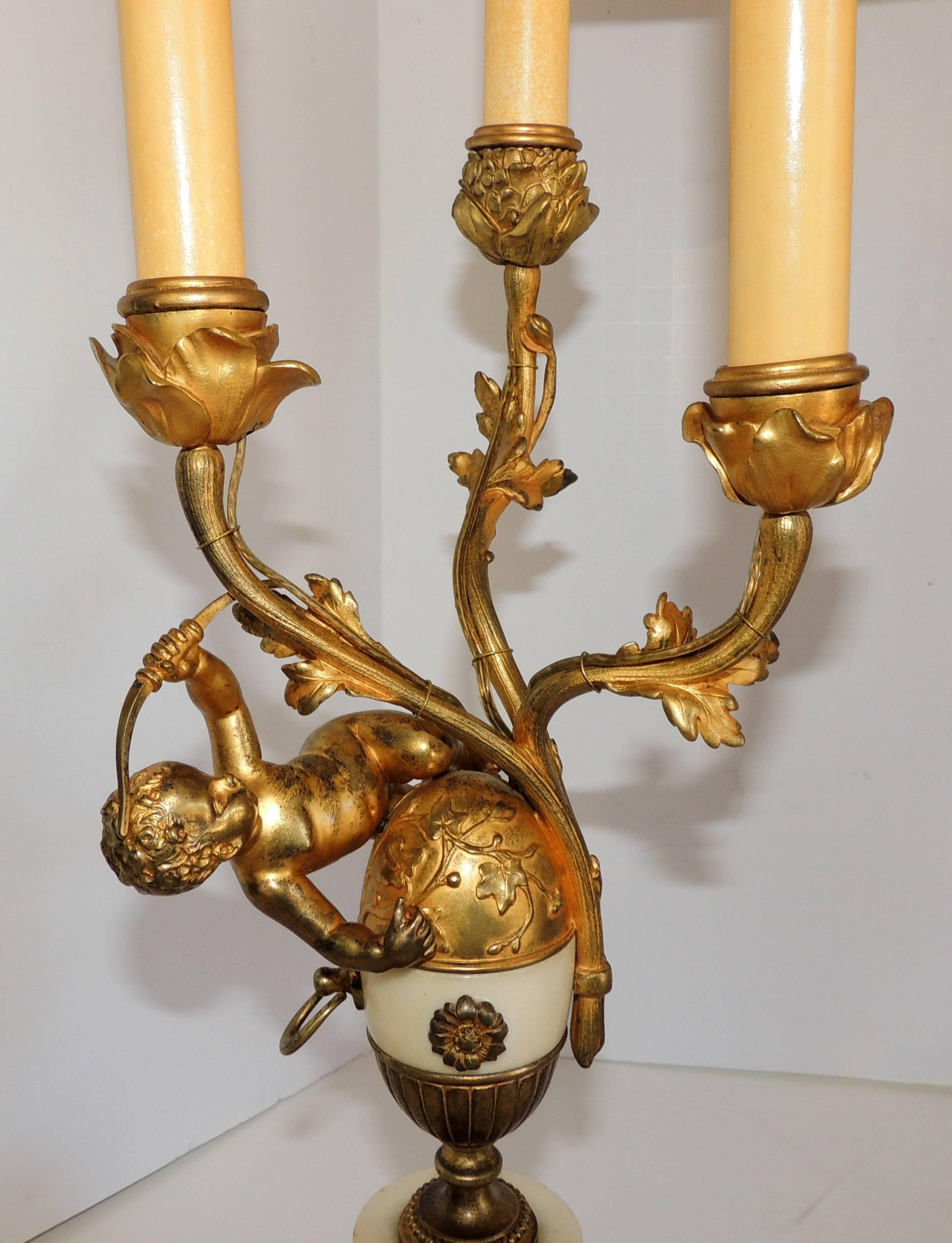 Belle Époque Magnifique paire de candélabres français avec chérubin en bronze doré et bronze doré et ornements en bronze en vente
