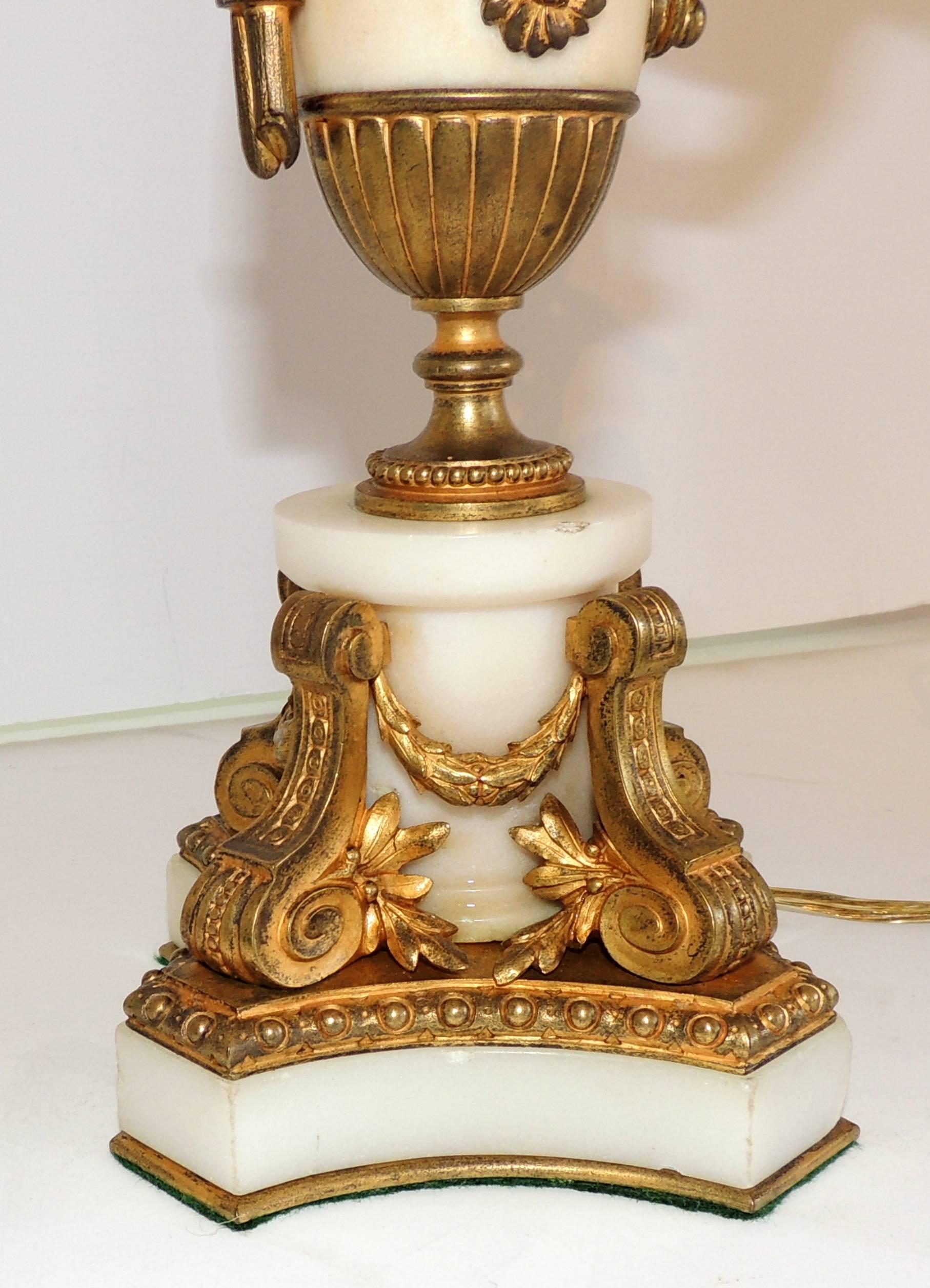 Début du 20ème siècle Magnifique paire de candélabres français avec chérubin en bronze doré et bronze doré et ornements en bronze en vente