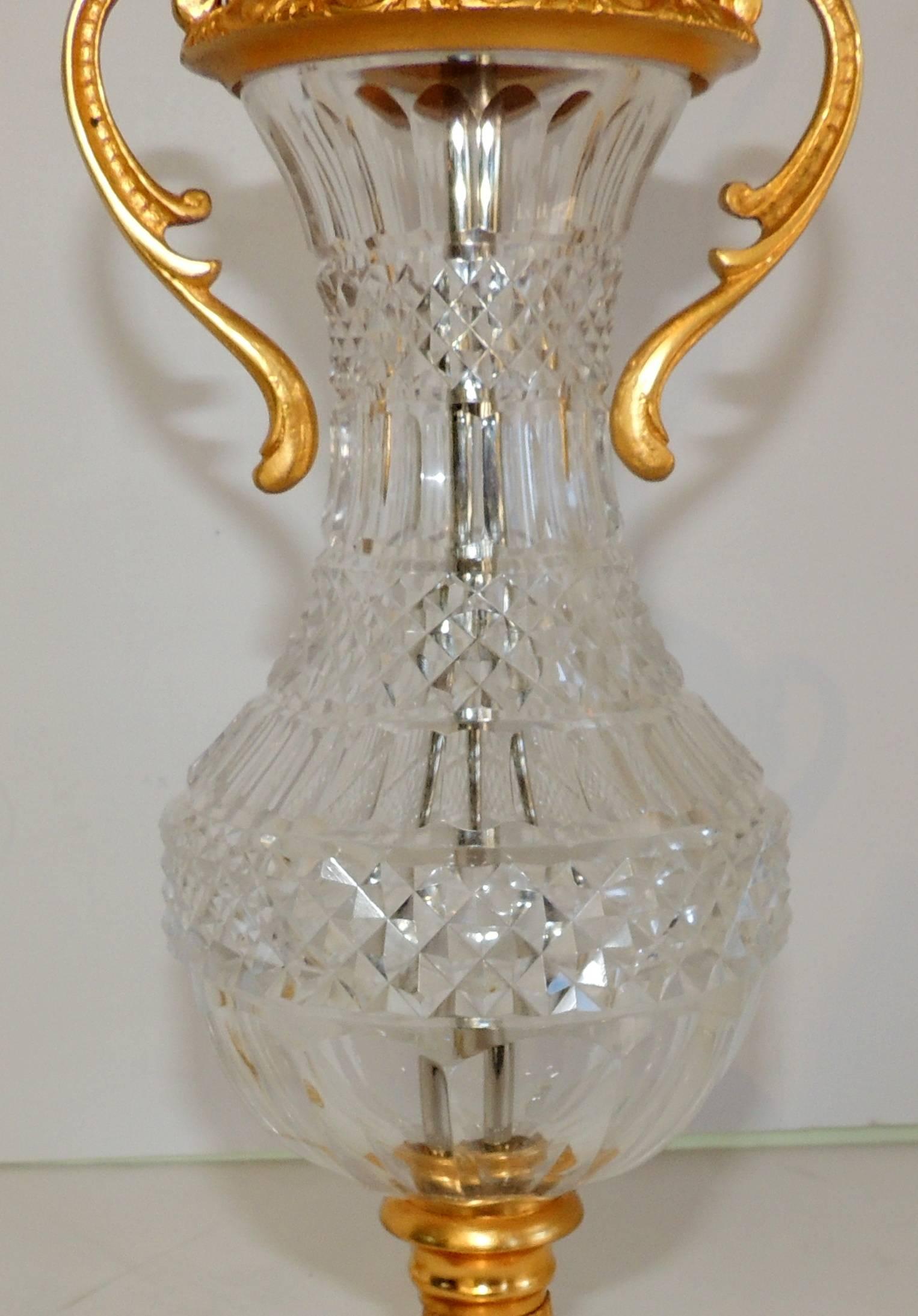 Paar französische vergoldete Dore-Bronze-Kristall-Urnenlampen in Form einer Goldbronze-Fassung (Facettiert) im Angebot