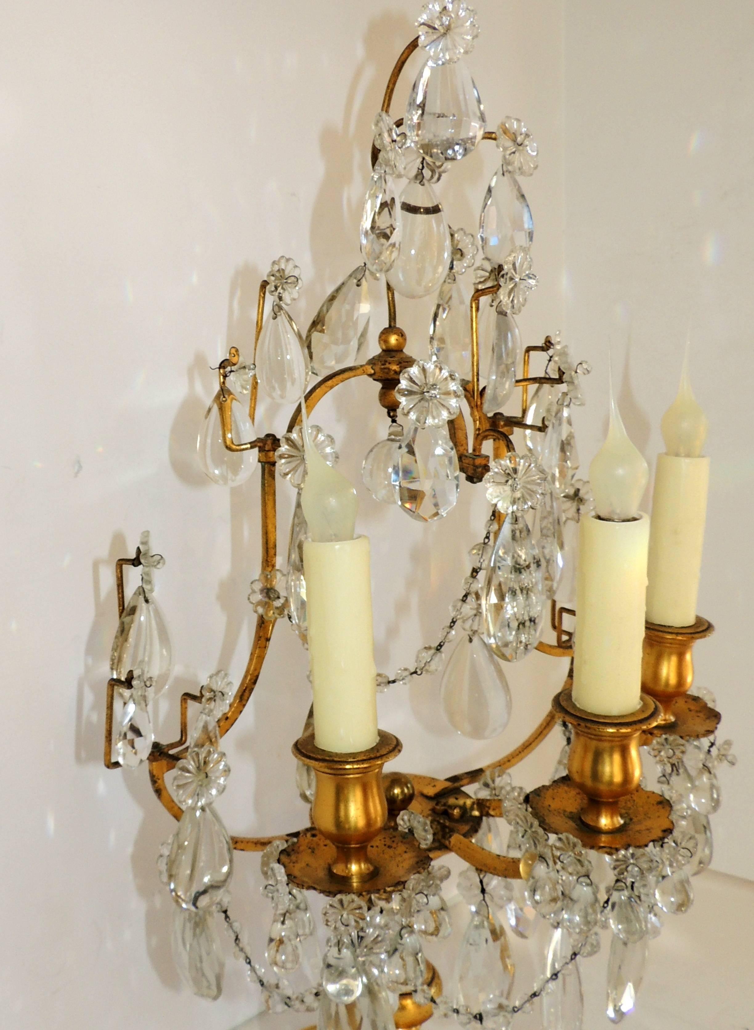 Paar französische Dor-Bronze-Kristall-Girandoles-Kandelaber mit drei Leuchten (Mitte des 20. Jahrhunderts) im Angebot