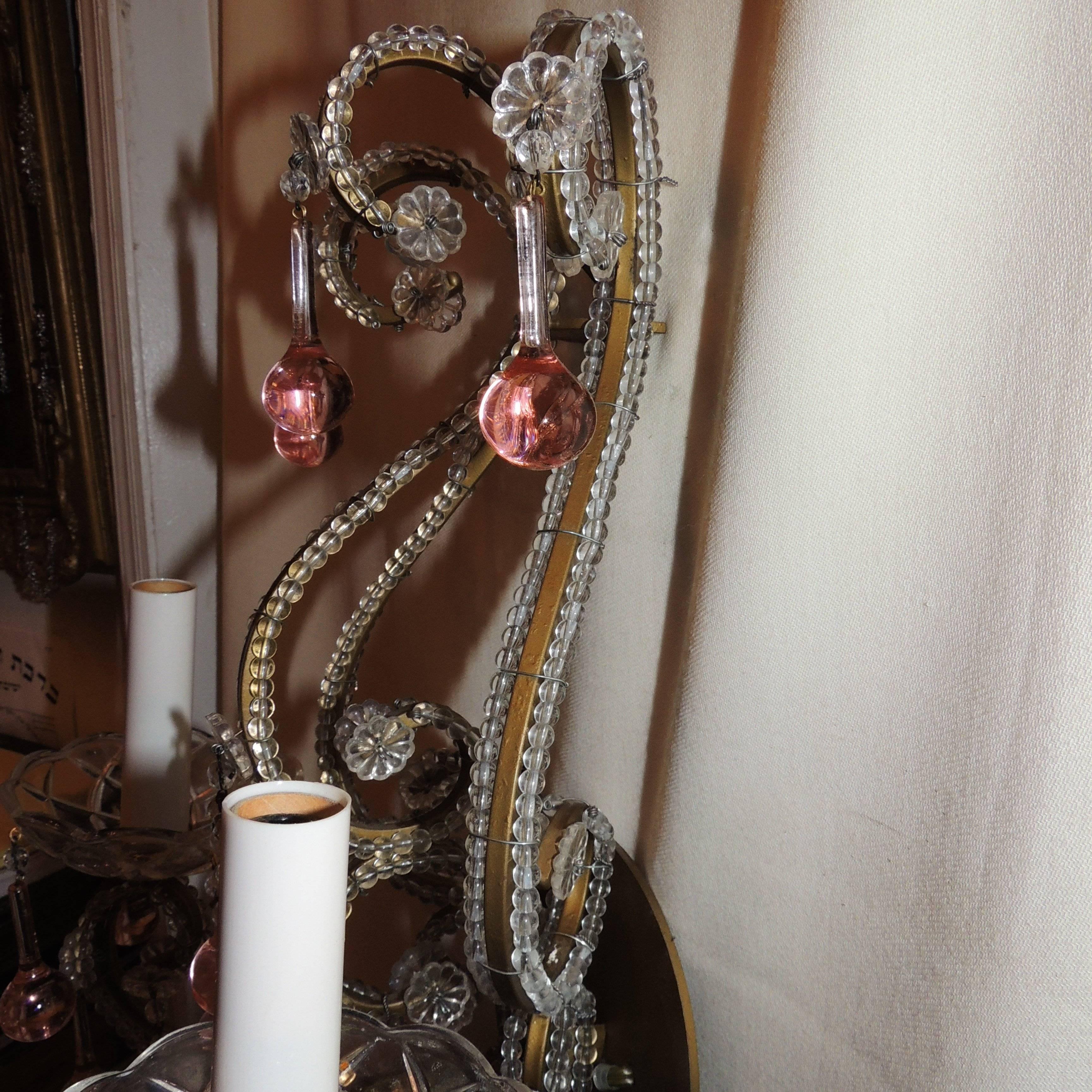 Perles Paire d'appliques vintage Jansen italiennes en cristal de Bagues en forme de goutte en perles de couleur pêche en vente
