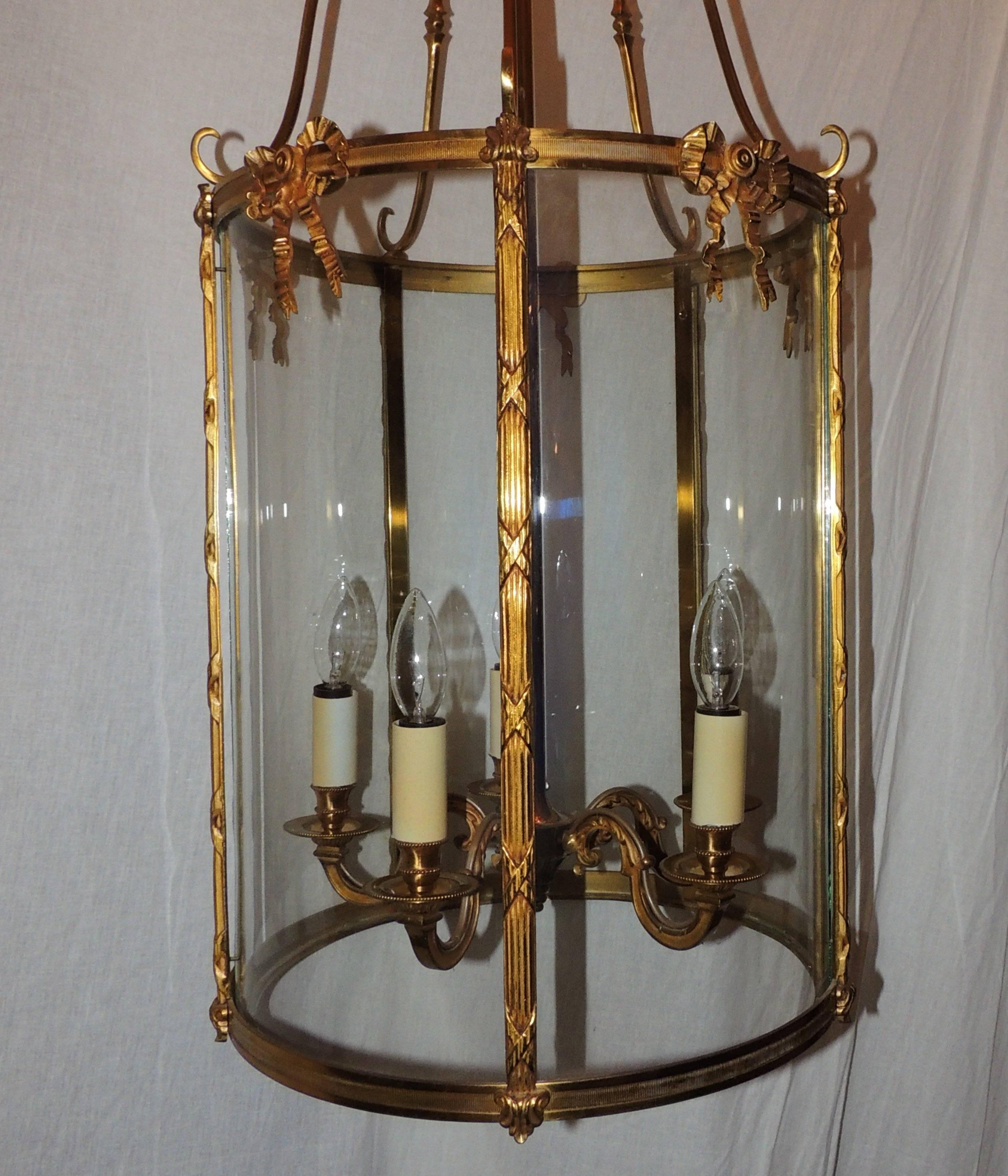 Fine Pair Doré Etched Bow Bronze Louis XVI Lantern Fixtures Curved Glass Panels In Excellent Condition For Sale In Roslyn, NY