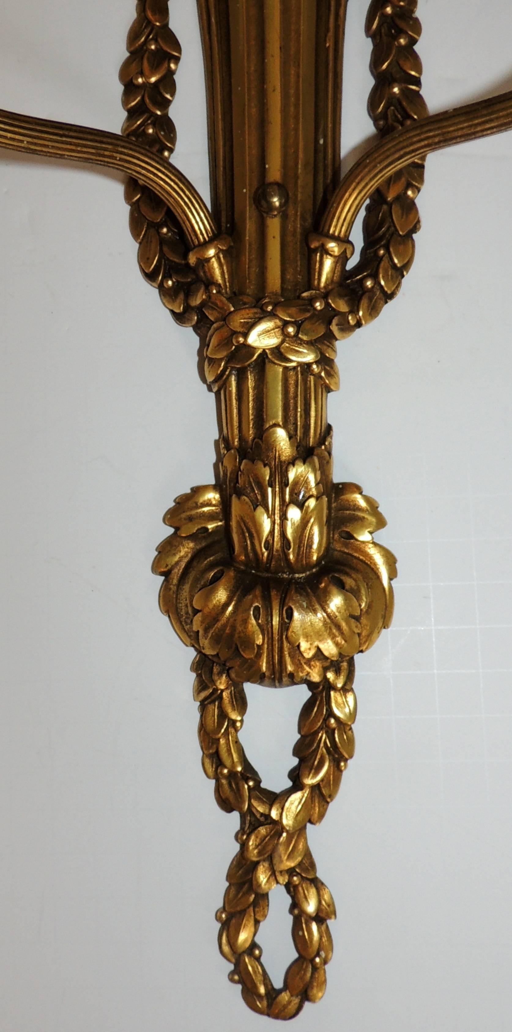 Merveilleuse paire d'appliques Caldwell Regency néoclassiques à deux bras en laiton et bronze en forme de couronnes Bon état - En vente à Roslyn, NY