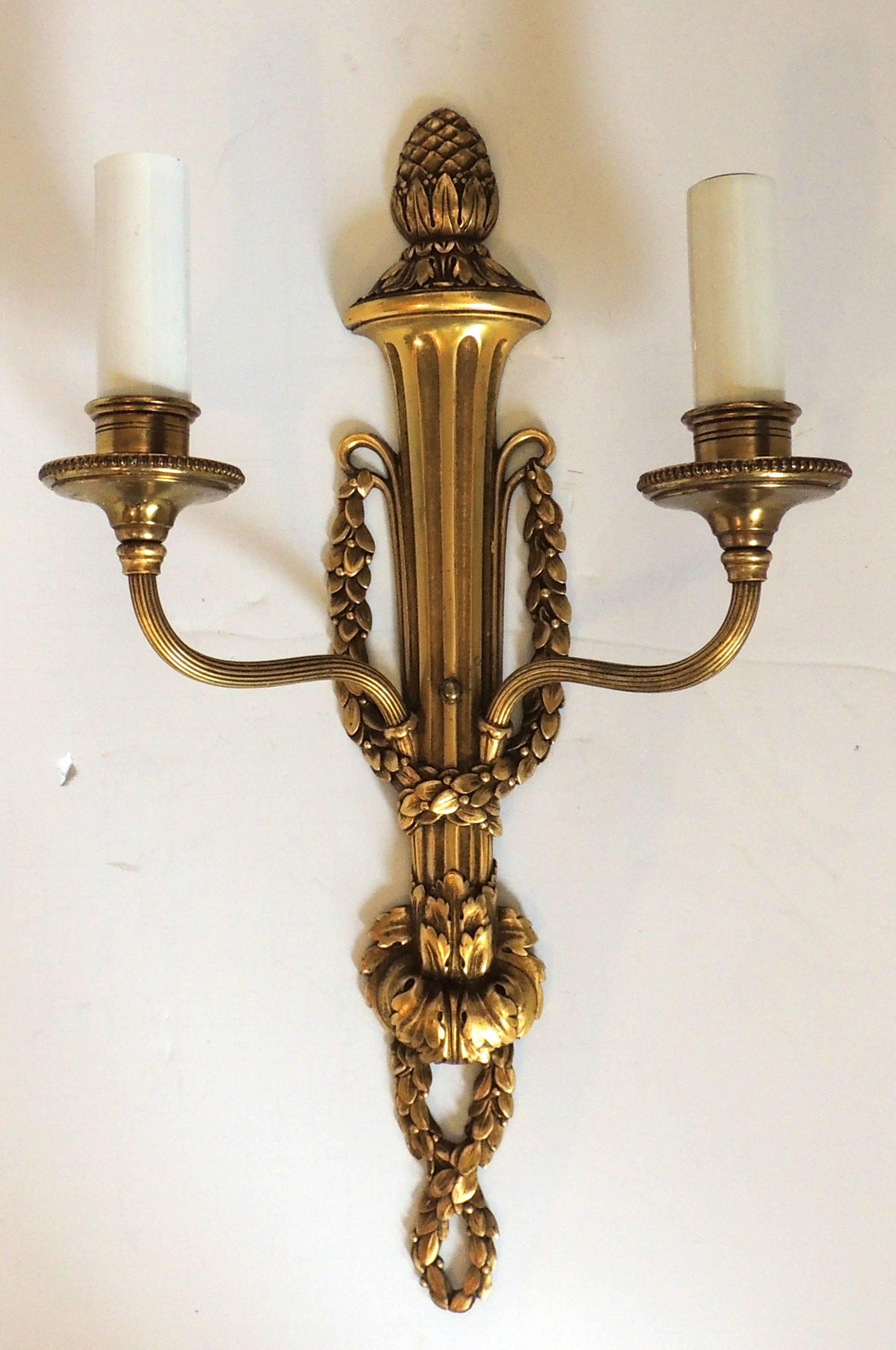 Milieu du XXe siècle Merveilleuse paire d'appliques Caldwell Regency néoclassiques à deux bras en laiton et bronze en forme de couronnes en vente