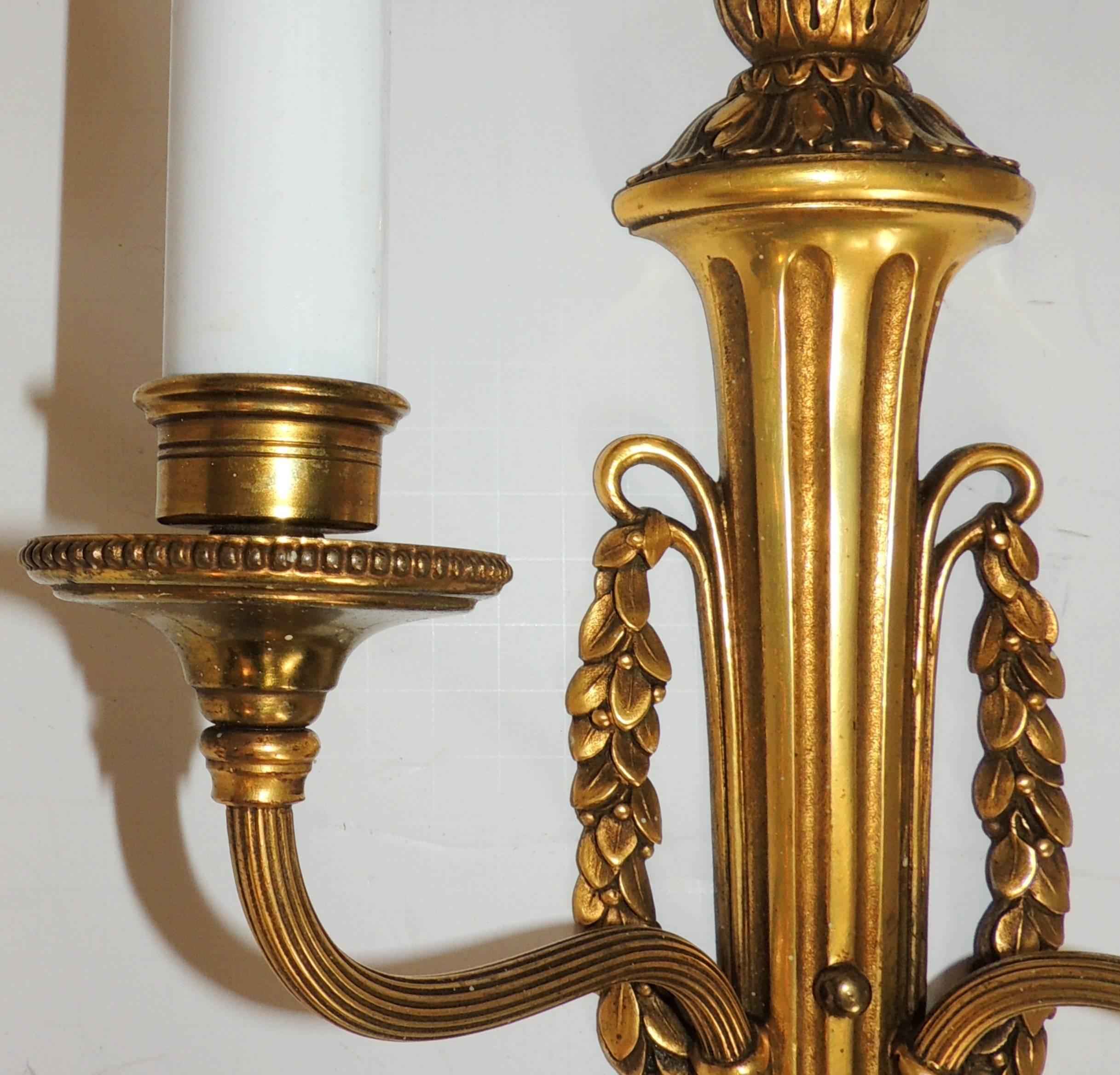 Zwei wunderschöne neoklassizistische Caldwell-Wandleuchter mit zwei Armen aus Messing und Bronze mit Kranz, Regency im Angebot 2