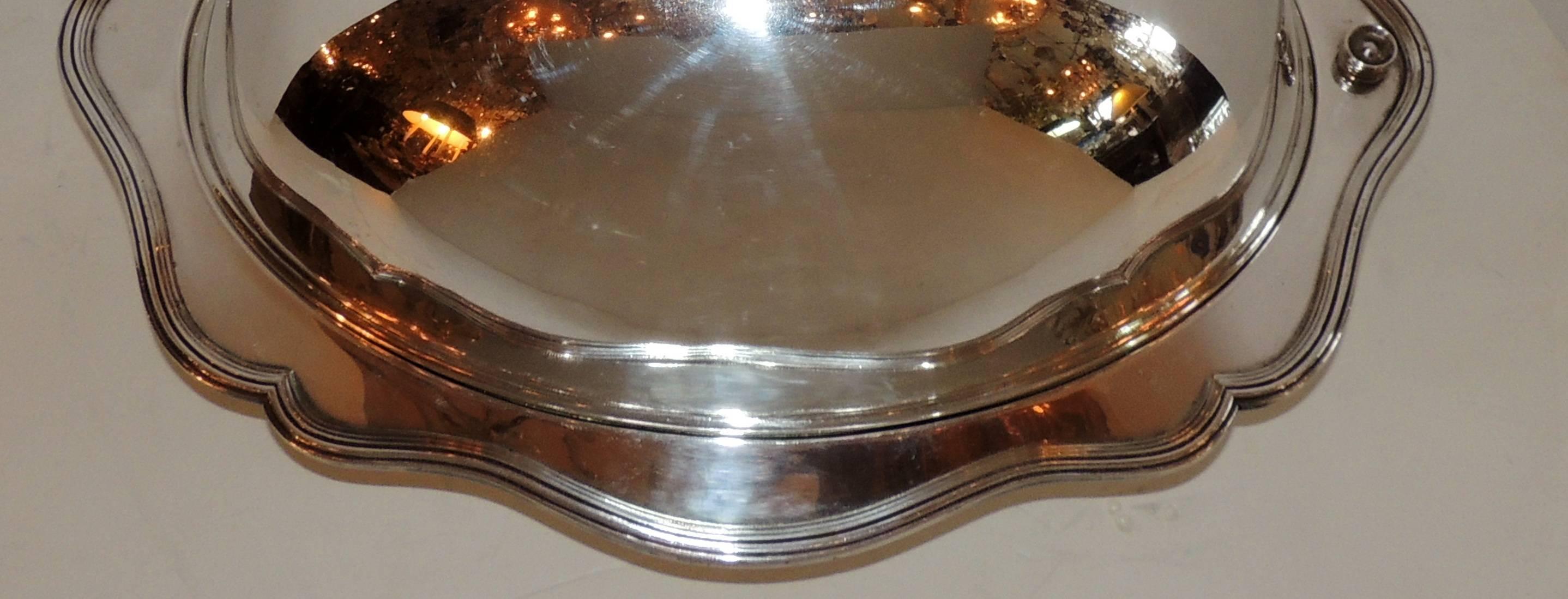 A wonderful antique silver plated meat/Turkey dome Victorian cloche large serving two-piece tray and cover set, the bottom unscrews to allow for hot water to maintain the hot foods temperature.

Tray: 20"W X 15"D X 3"H
Cover: 16
