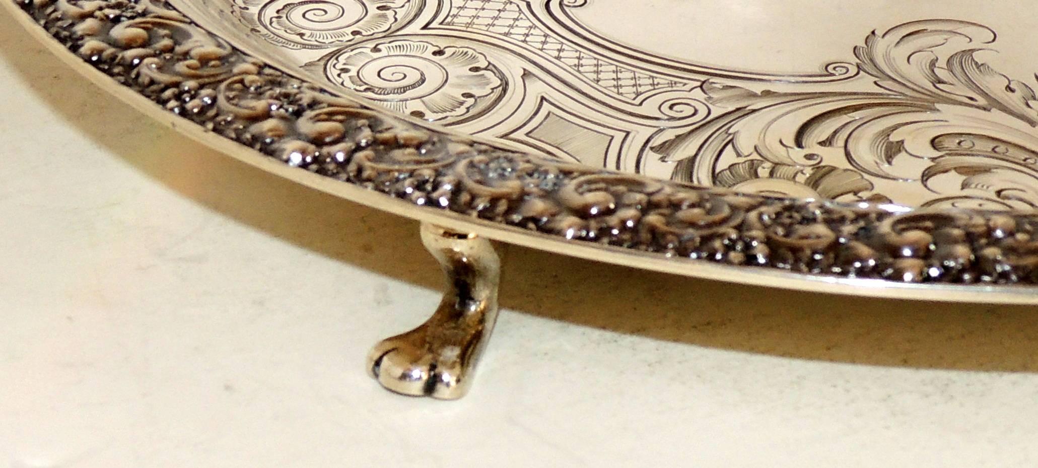Néoclassique Plateau de service à pieds ronds gravé en argent sterling Tiffany, pièce maîtresse en vente