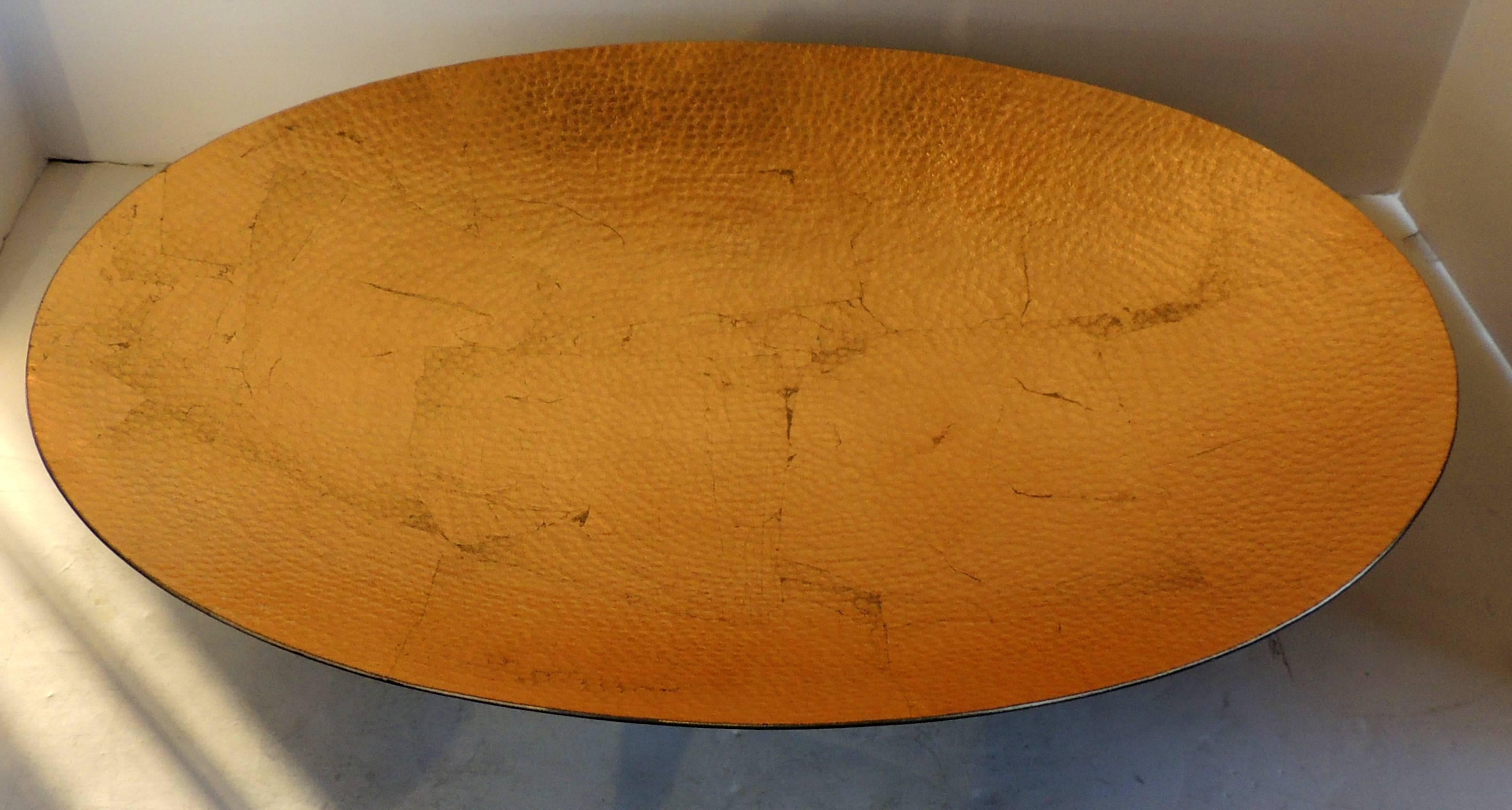Maravilloso cuenco central ovalado de metal martillado gris y dorado de Lorin Marsh, de estilo Art Déco, fabricado por Marcius.