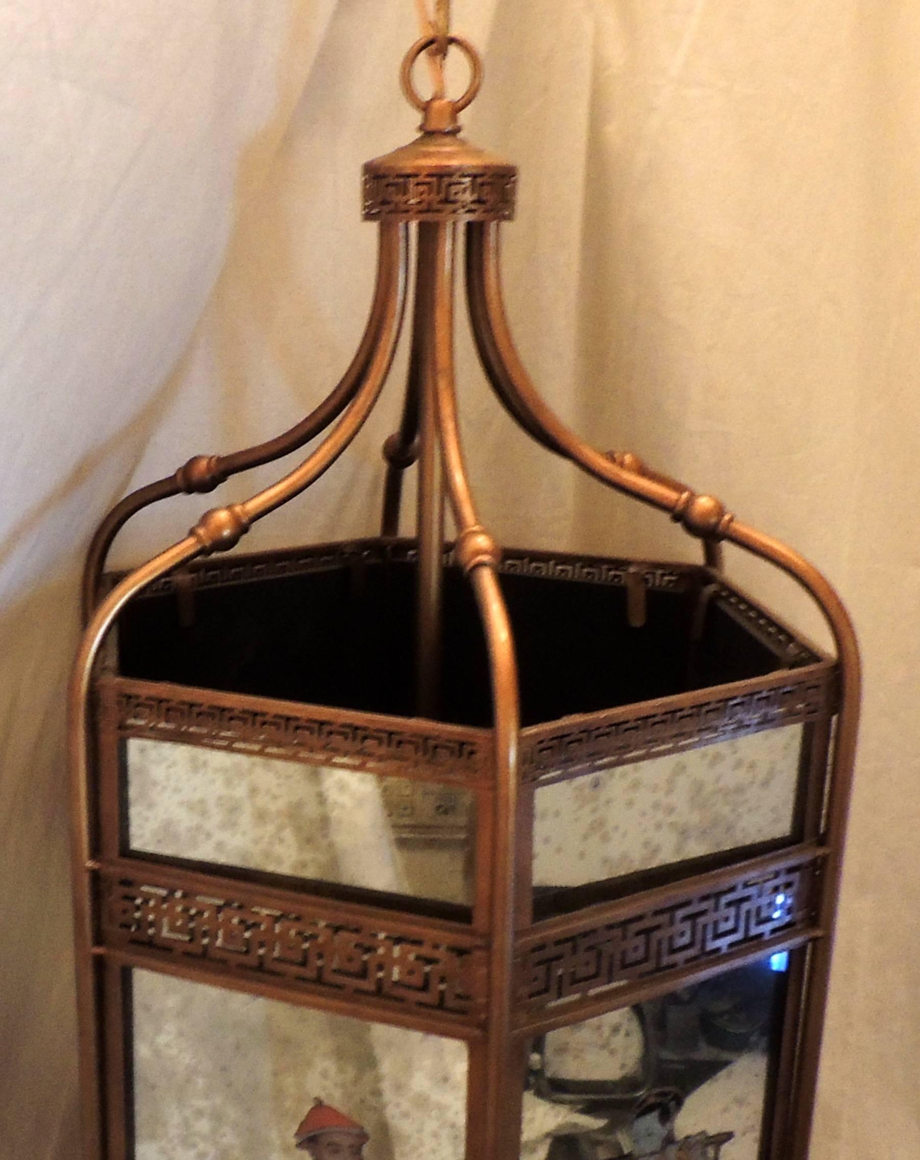 Chinoiserie Octagonal Mirrored Reverse Hand-Painted Gold Gilt Lantern Pendant In Good Condition For Sale In Roslyn, NY