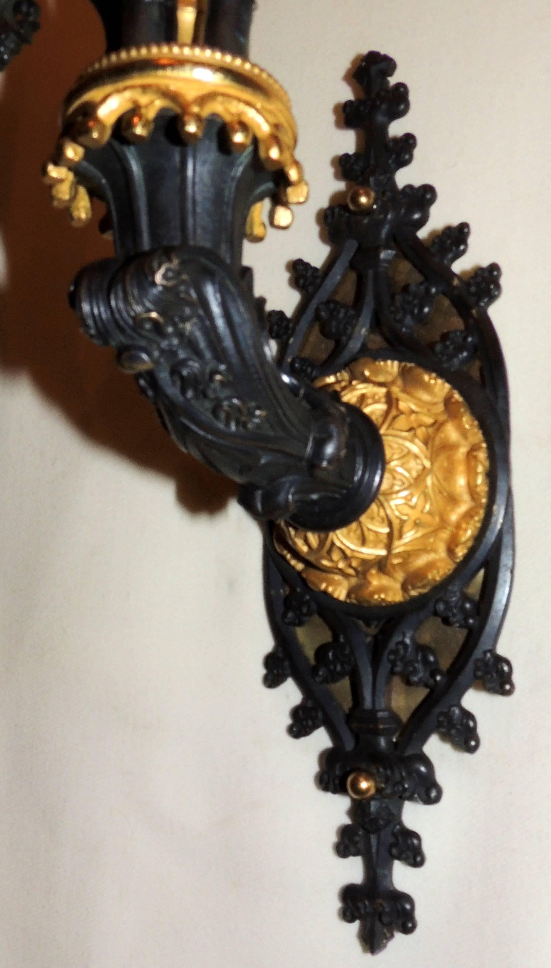 Paar französische Empire-Wandleuchter im neoklassizistischen Regency-Stil aus vergoldeter Bronze und patiniert (Französisch) im Angebot