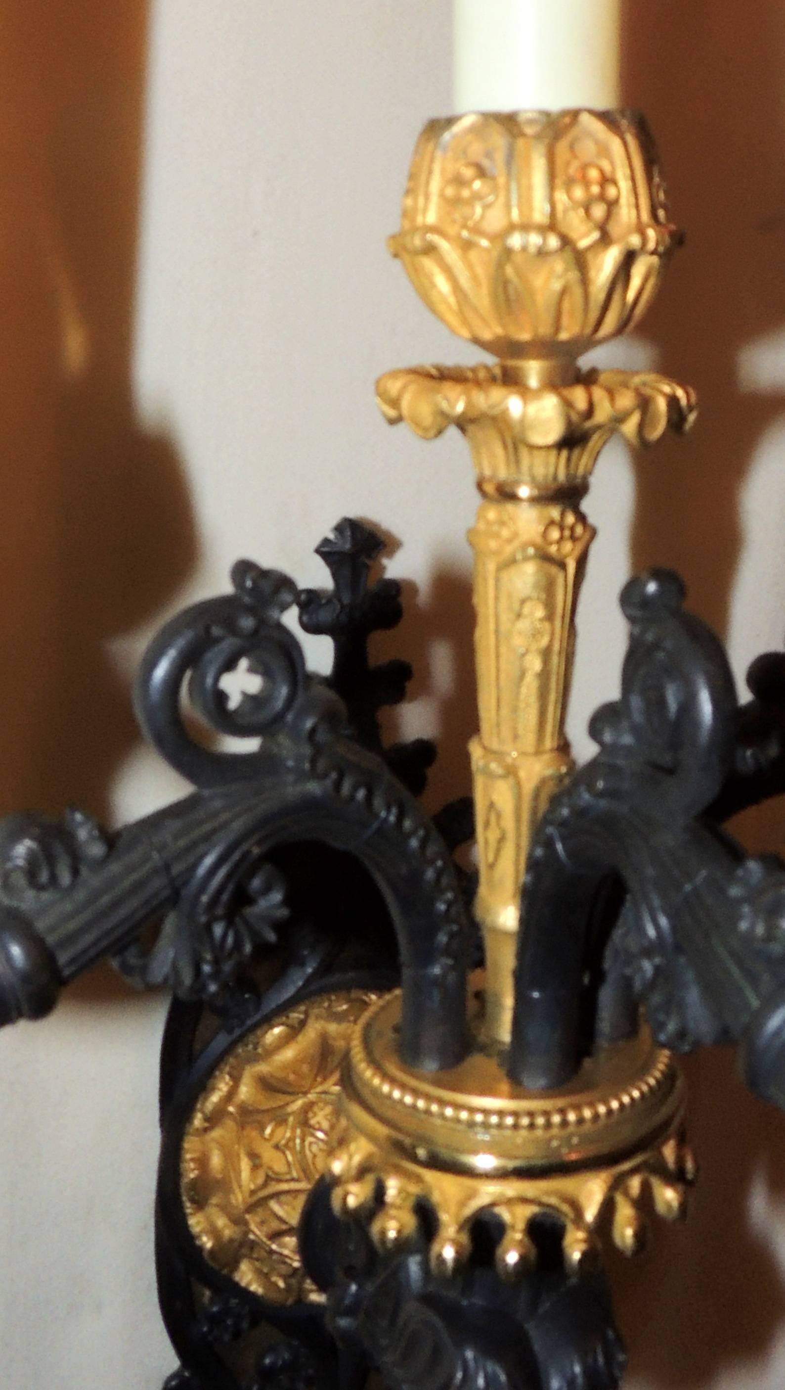 Paar französische Empire-Wandleuchter im neoklassizistischen Regency-Stil aus vergoldeter Bronze und patiniert im Zustand „Gut“ im Angebot in Roslyn, NY