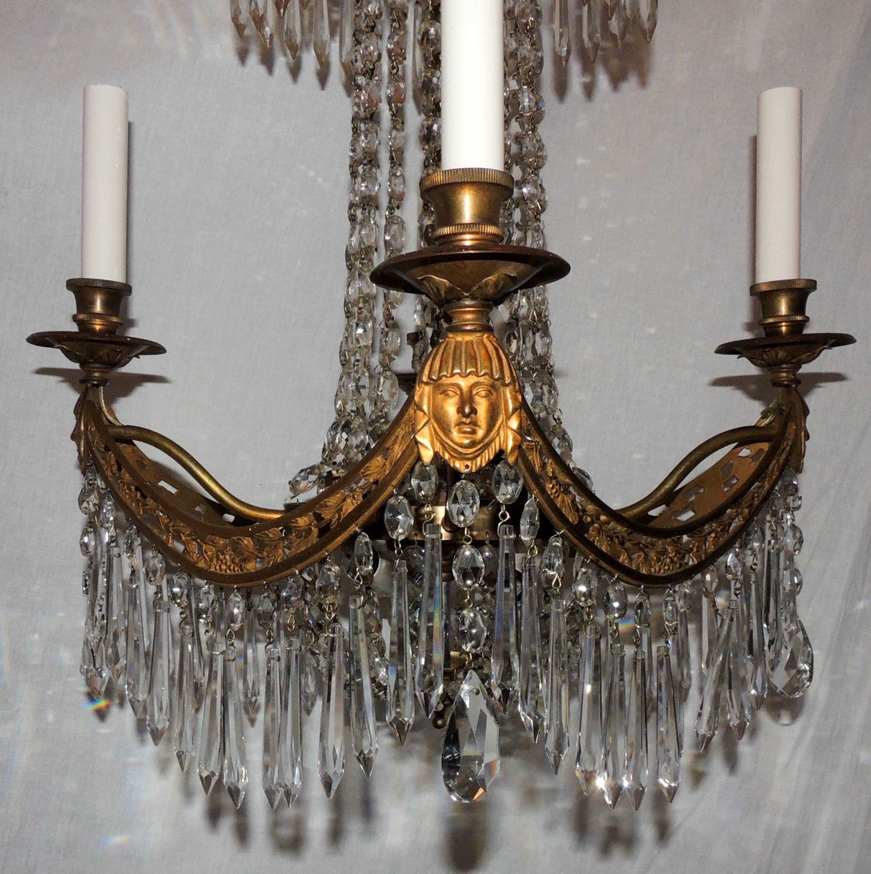 Un raffinato bronzo francese traforato in filigrana e maschera di fanciulla neoclassica / cristallo dell'Impero Baltico  Lampadario a cesto Swag di forma quadrata con 4 luci intorno alla struttura e 4 luci all'interno. 