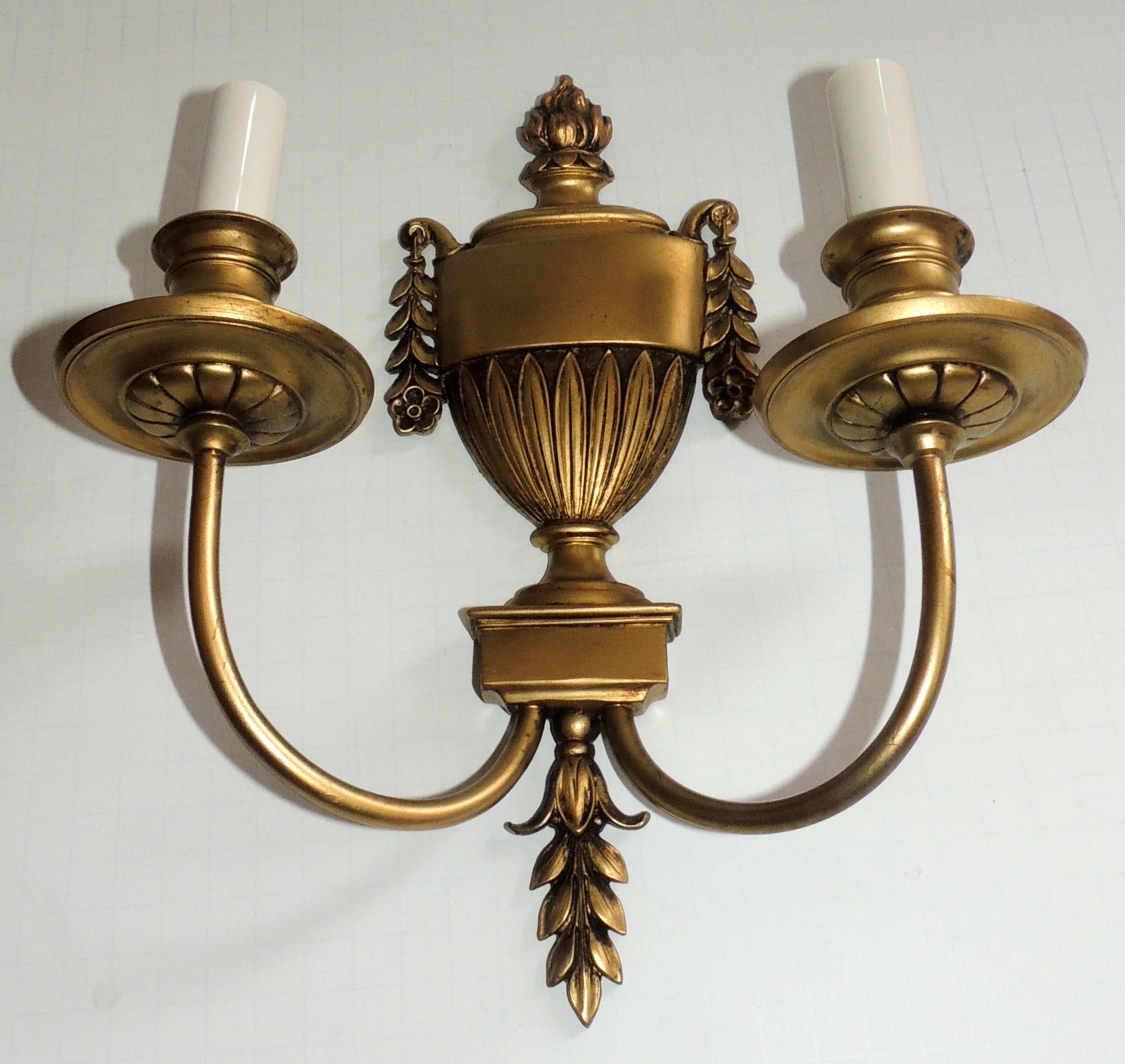 Meravigliosa coppia neoclassica Regency di form A e bronzo dorato in stile Impero E. F. A. Applique a due luci Caldwell. Ricablato con nuove prese e pronto per essere utilizzato.