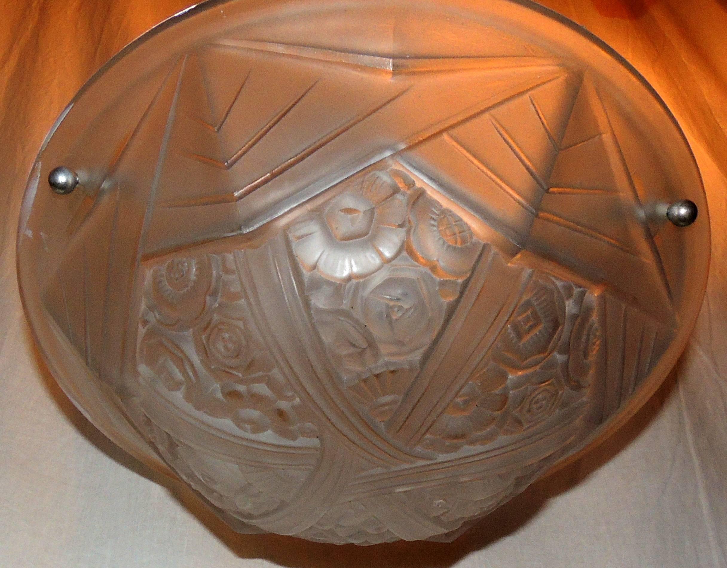 Un meraviglioso set di lampade a sospensione o semi-incasso in vetro smerigliato Art Déco francese con tre prese a candelabro appena cablate e fili che assorbono fino a 60 watt ciascuno.