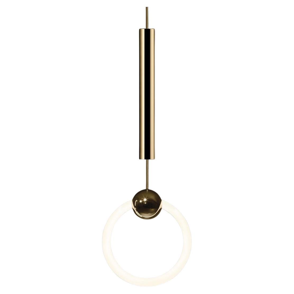 Die ikonische Ringleuchte von Lee Broom wird als brandneues Voll-LED-Produkt für 2023 neu aufgelegt. Eine polierte Goldkugel, die von einer dimmbaren LED-Röhre durchdrungen wird, bildet den markanten Lichtring. Ein Anhänger von schlichter