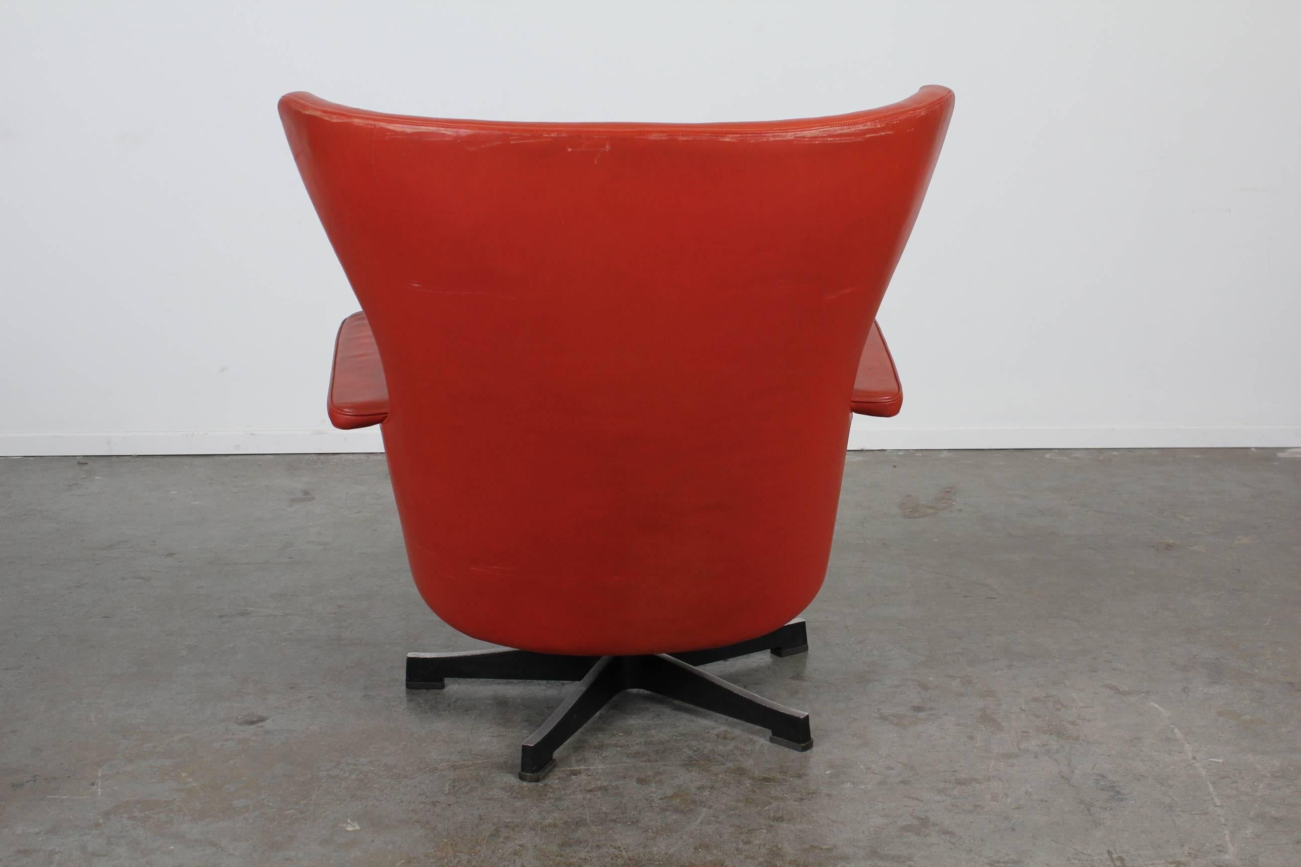 Mid-Century Modern Red Leather Swivel Chair In Good Condition In North Hollywood, CA