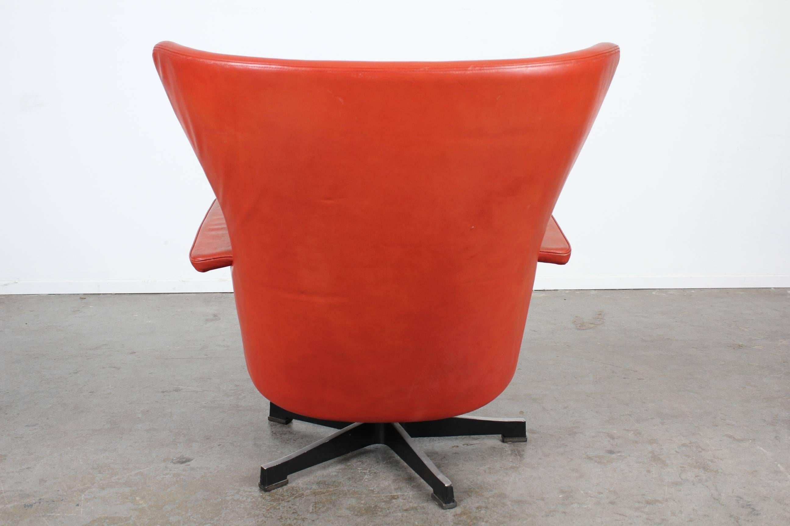 Mid-Century Modern Red Leather Swivel Chair In Good Condition In North Hollywood, CA
