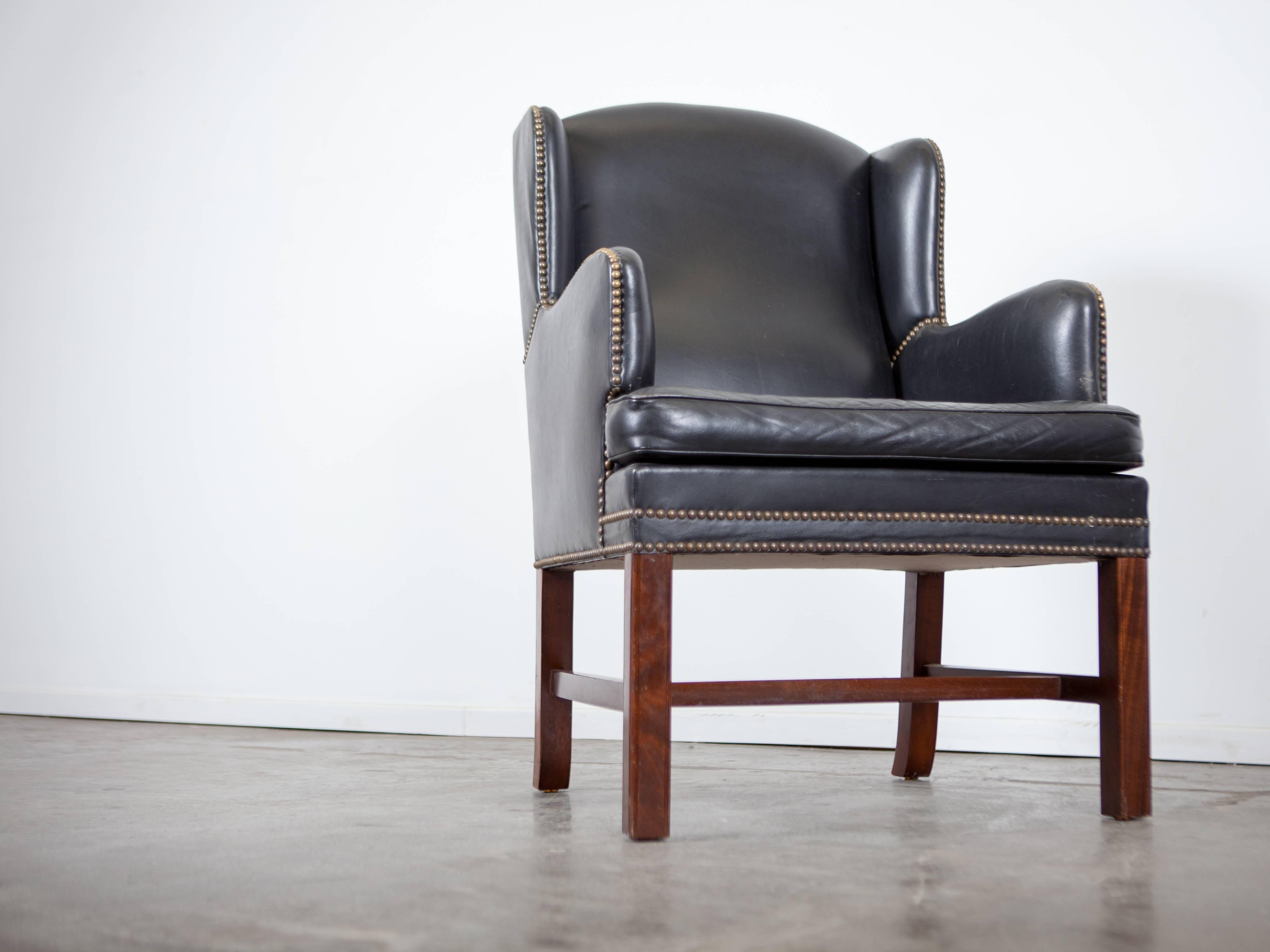 Mid-Century Black Leather Lounge Chair 2