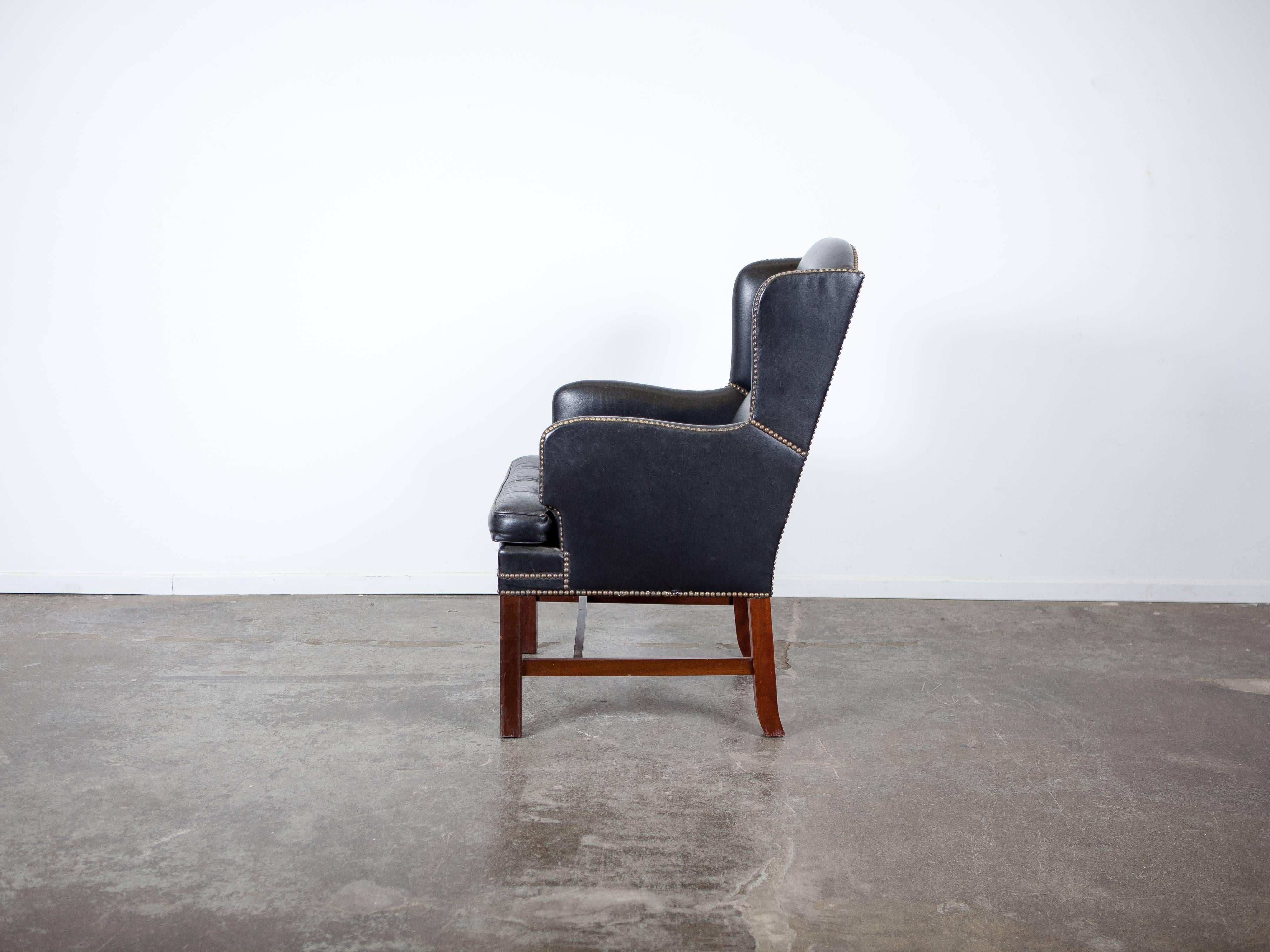 Mid-Century Black Leather Lounge Chair 1