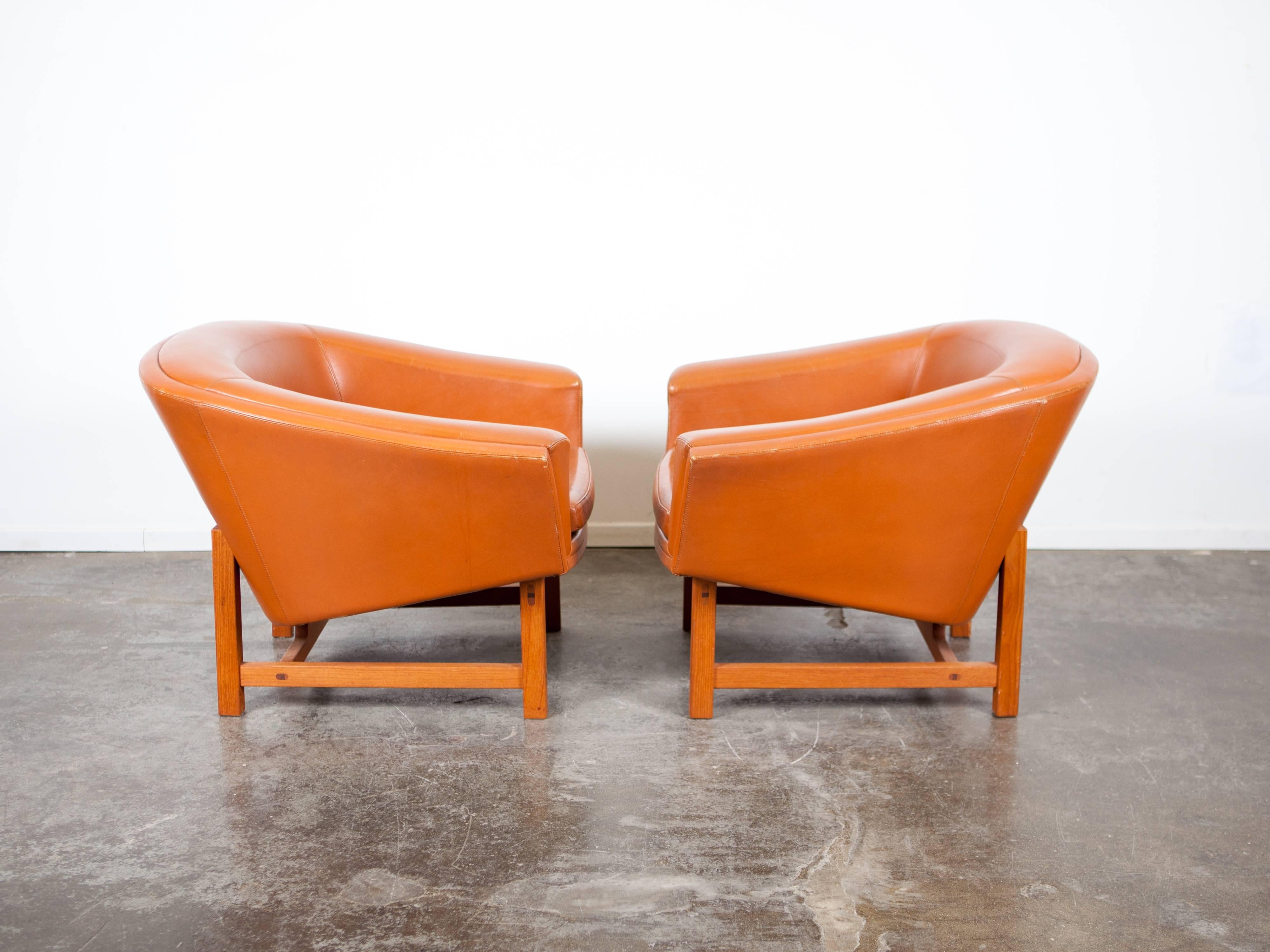 Tan leather tufted curved tub style lounge chairs designed by Lennart Bender, model Corona, made in Sweden by Ulferts. Wonderfully aged leather, no rips or tears, on a solid teak frame.

