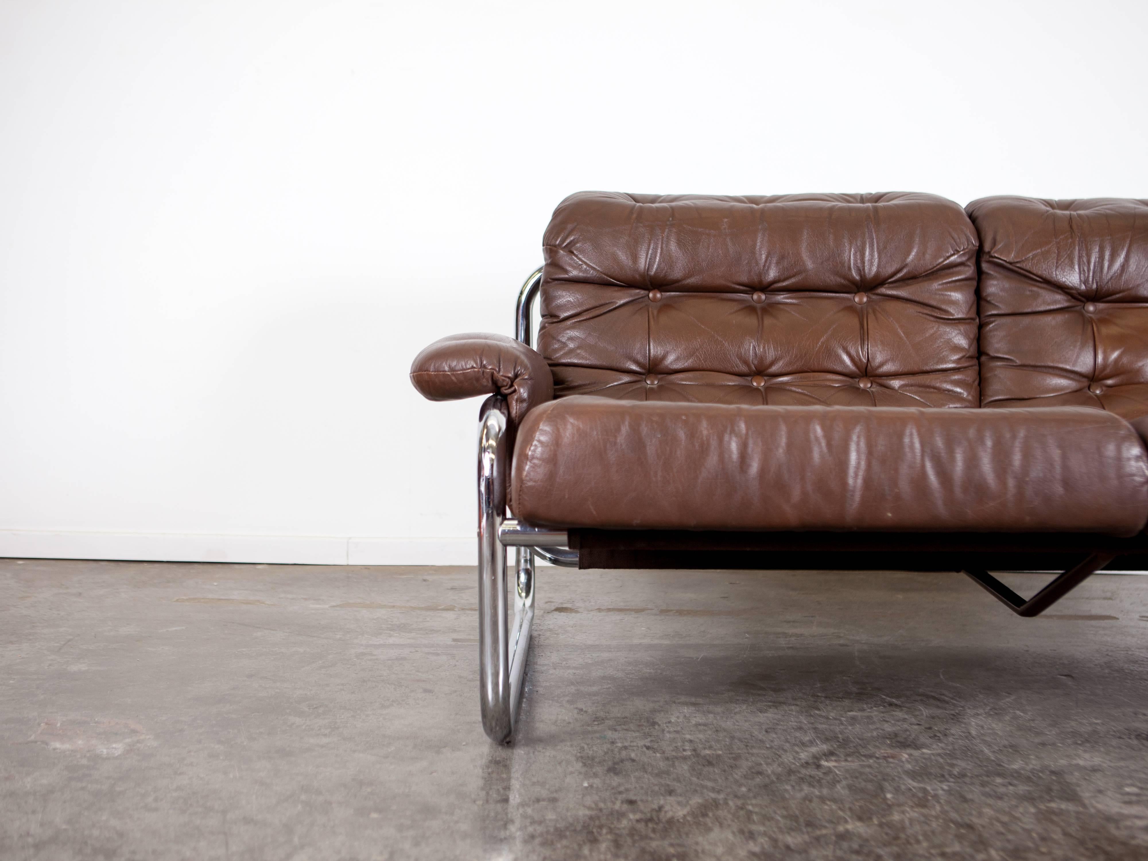 Canapé suédois à deux places en cuir marron tufté et cadre tubulaire chromé, produit par Ikea, années 1970, conçu par Johan Bertil Häggström.