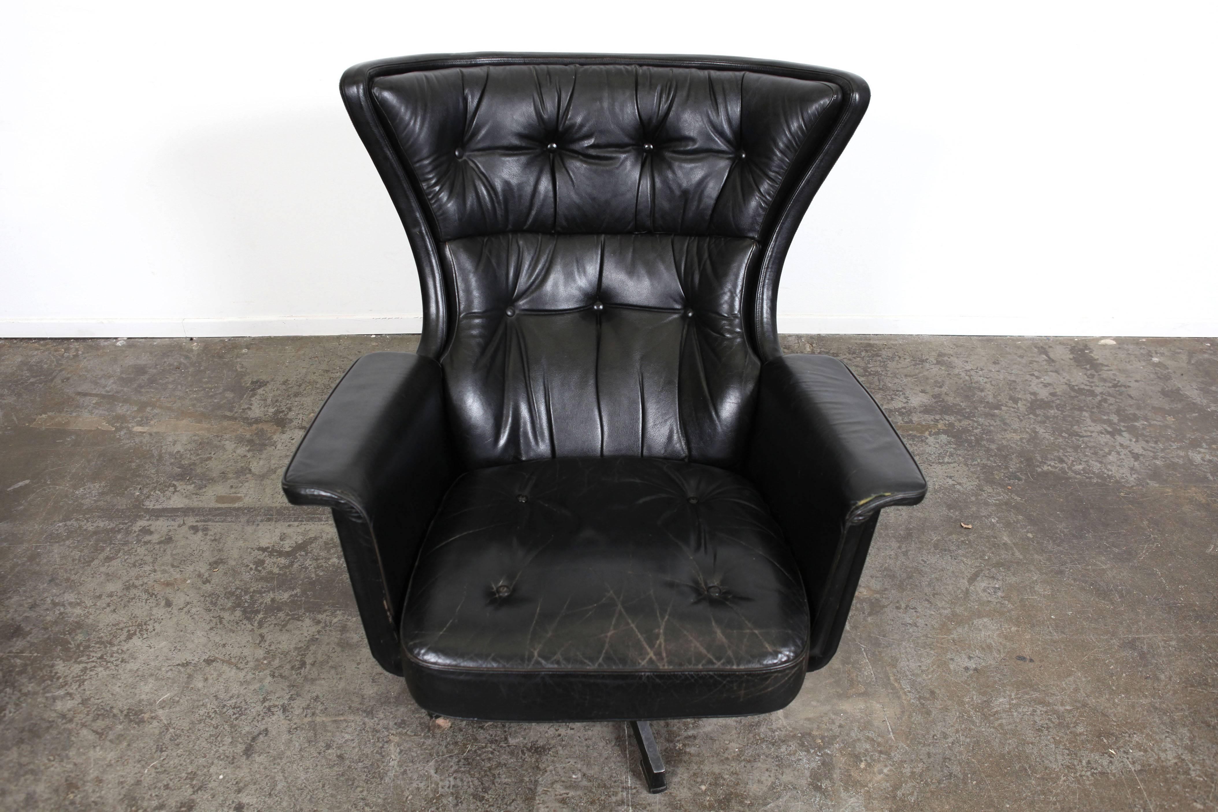 Swedish Mid-Century Modern Vintage Black Leather Swivel Lounge Chair  2