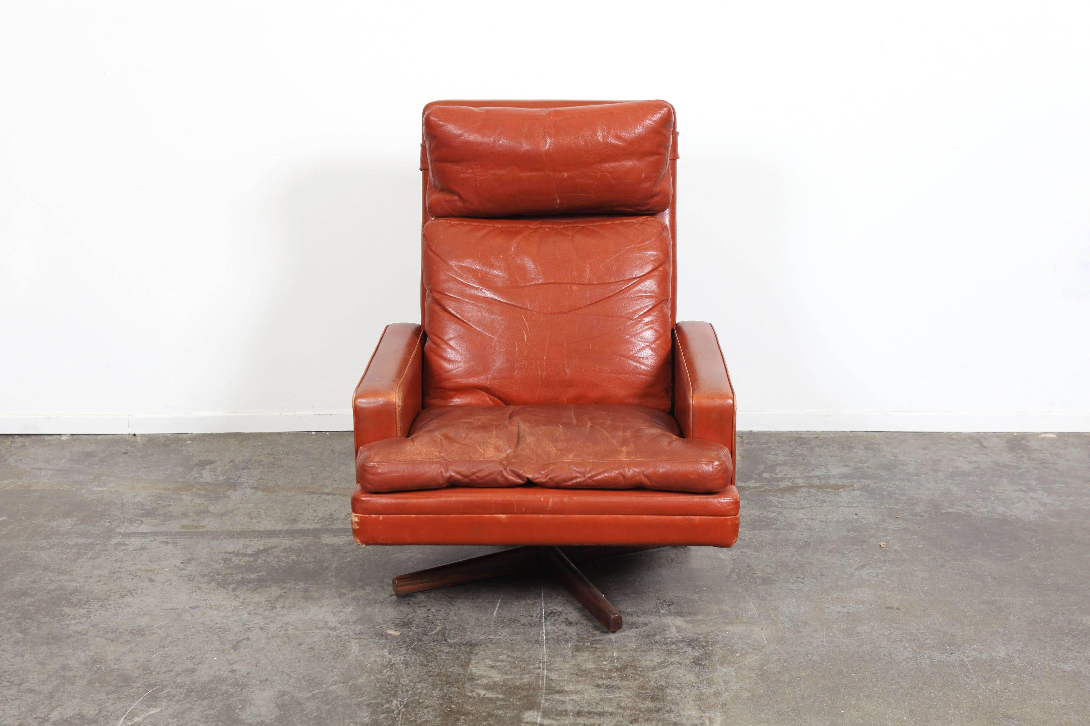 Norwegian Mid-Century Modern leather swivel chair designed by Fredrik Kayser and produced by Vatne Mobler, 1960s, nice patina/wear on the leather with rosewood and metal base.

