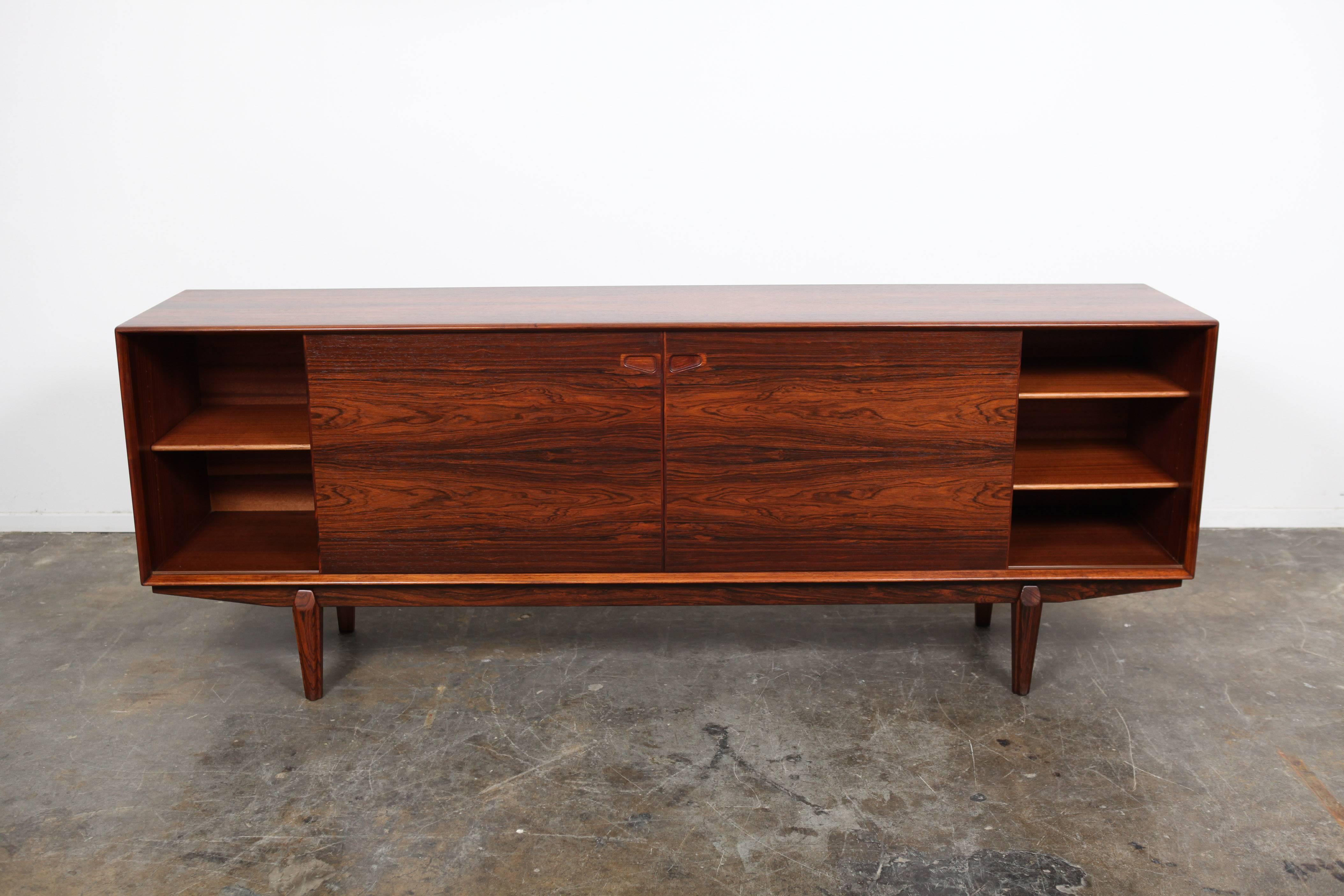 Danish Mid-Century Modern low rosewood sideboard with ouvered drawers with sculptural pulls designed by Skovby Møbelfabrik, model number 75. Excellent bookmatched grain on doors and top of piece.