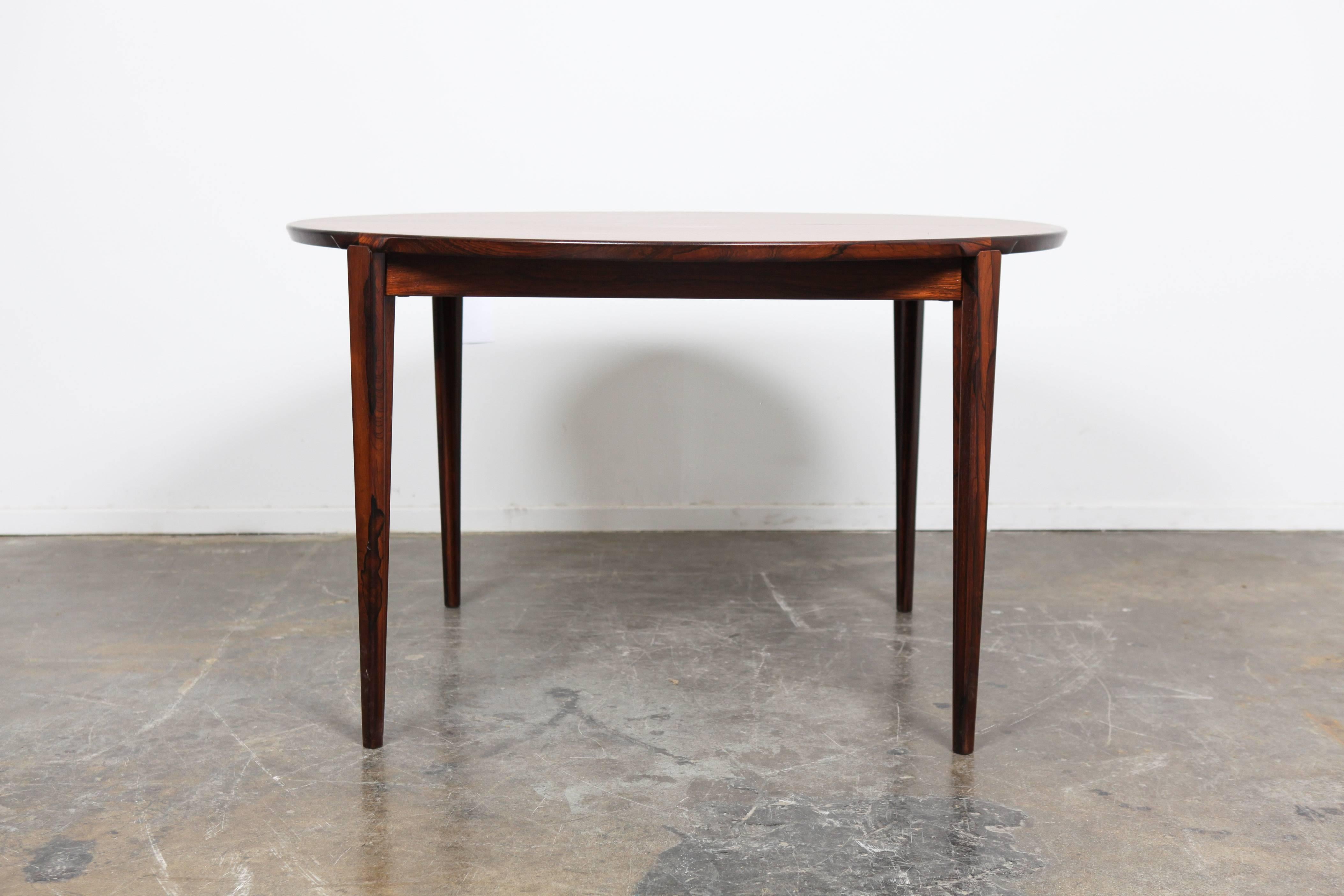Round Danish rosewood dining table with excellent grain and elegant details, designed by Rosengren Hansen, 1960s.