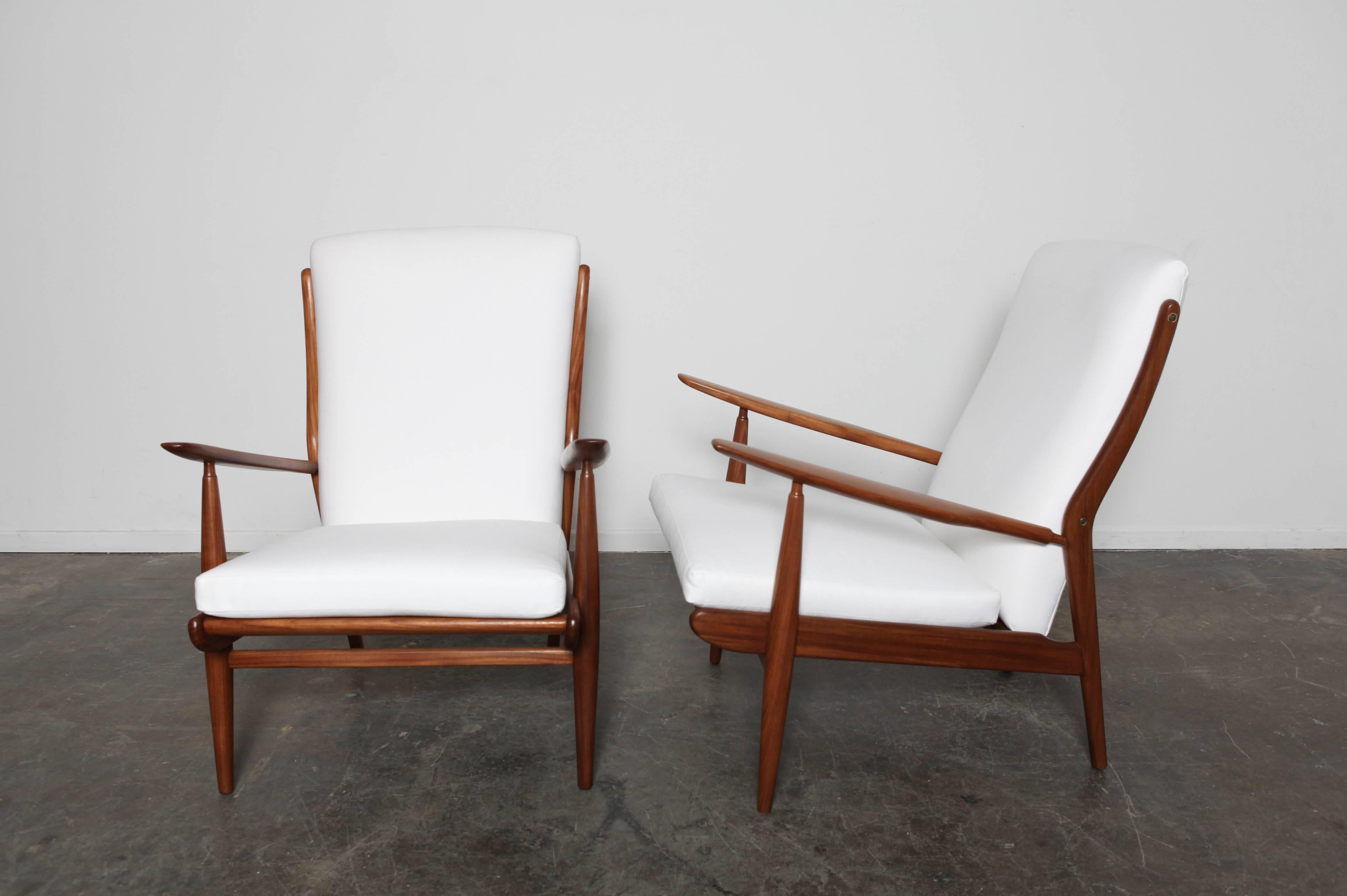Newly refinished and upholstered Parker Knoll lounge chairs, a pair, with solid beech frames, from England. The chairs have been fully stripped sanded and newly refinished in lacquer and have been newly upholstered in an off-white fabric.