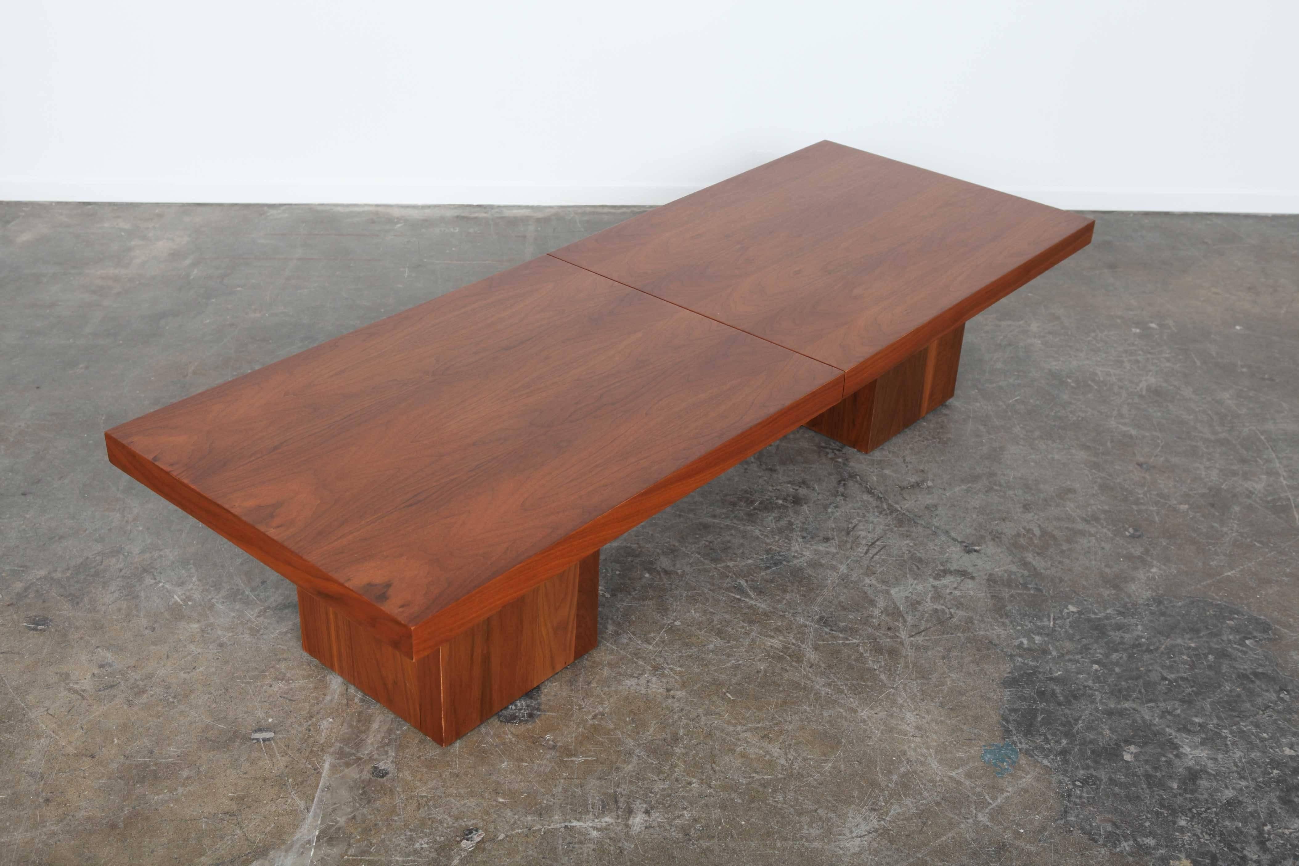 Newly Refinished John Keal Expanding Walnut Coffee Table for Brown Saltman In Excellent Condition In North Hollywood, CA
