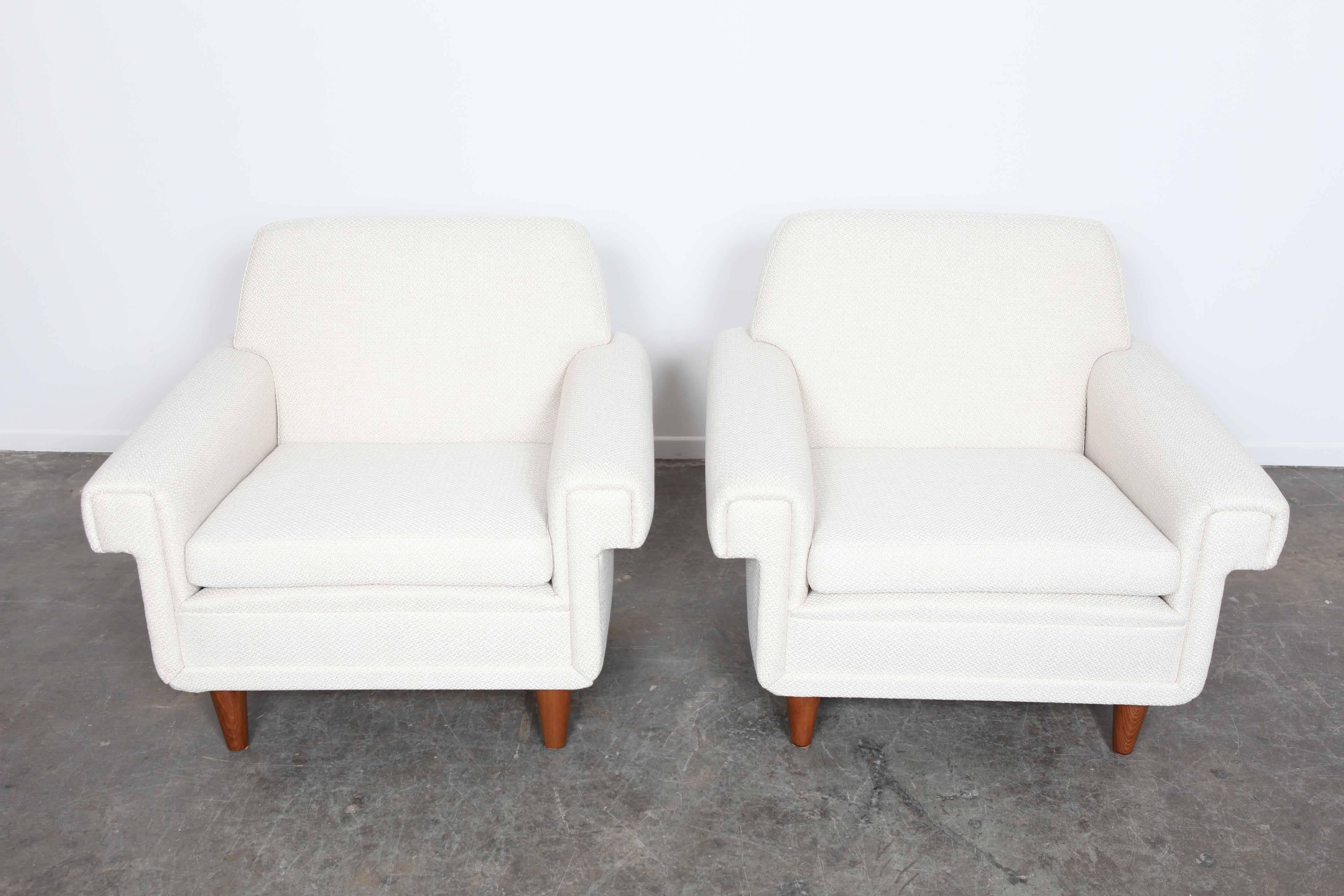 Pair of low Swedish Mid-Century Modern lounge chairs, produced by Ire Möbel, 1950s.