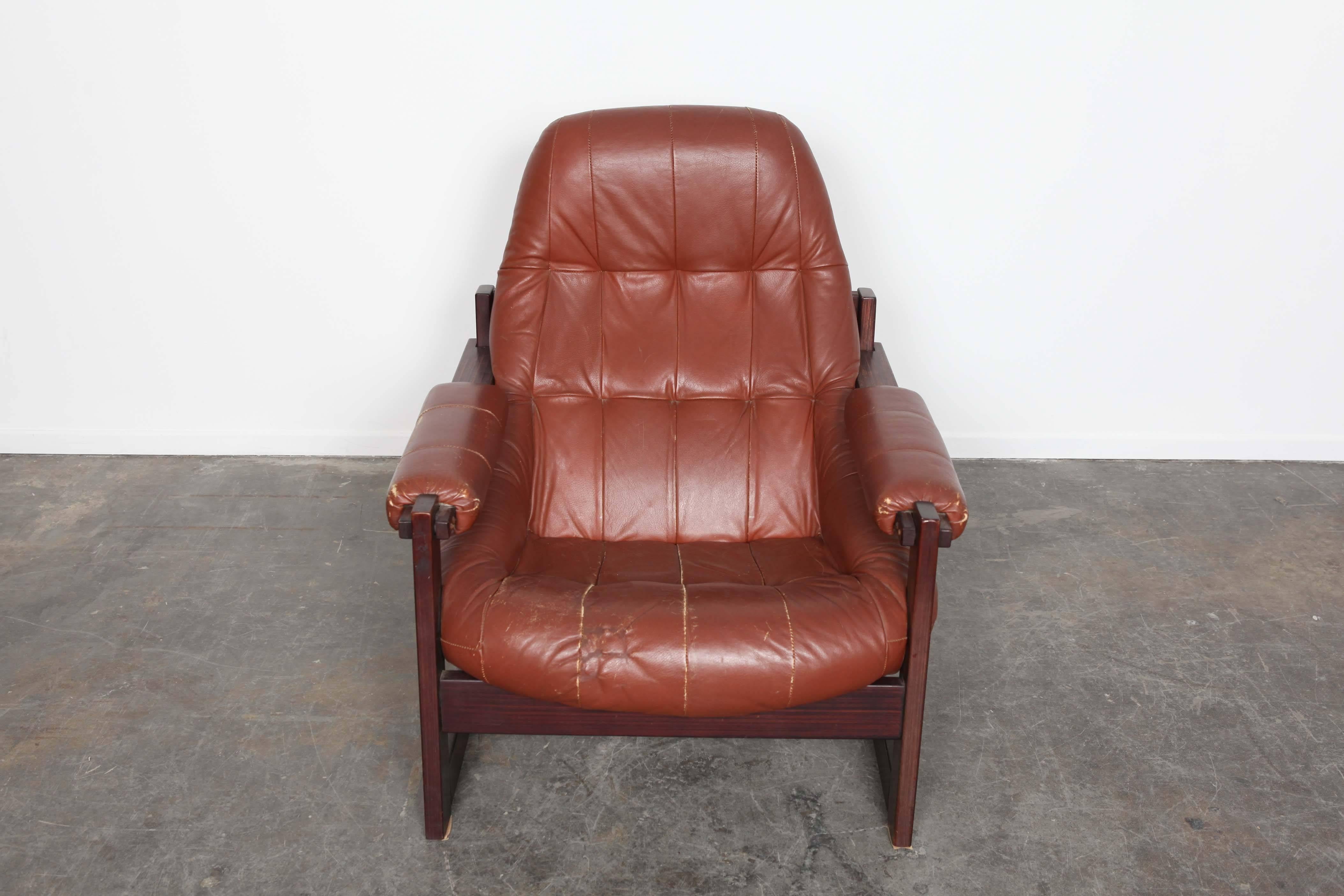 Tall back jatoba wood lounge chair designed by Percival Lafer, in original brown leather, Brazil, 1970's, produced by Lafer MP, model MP-167.