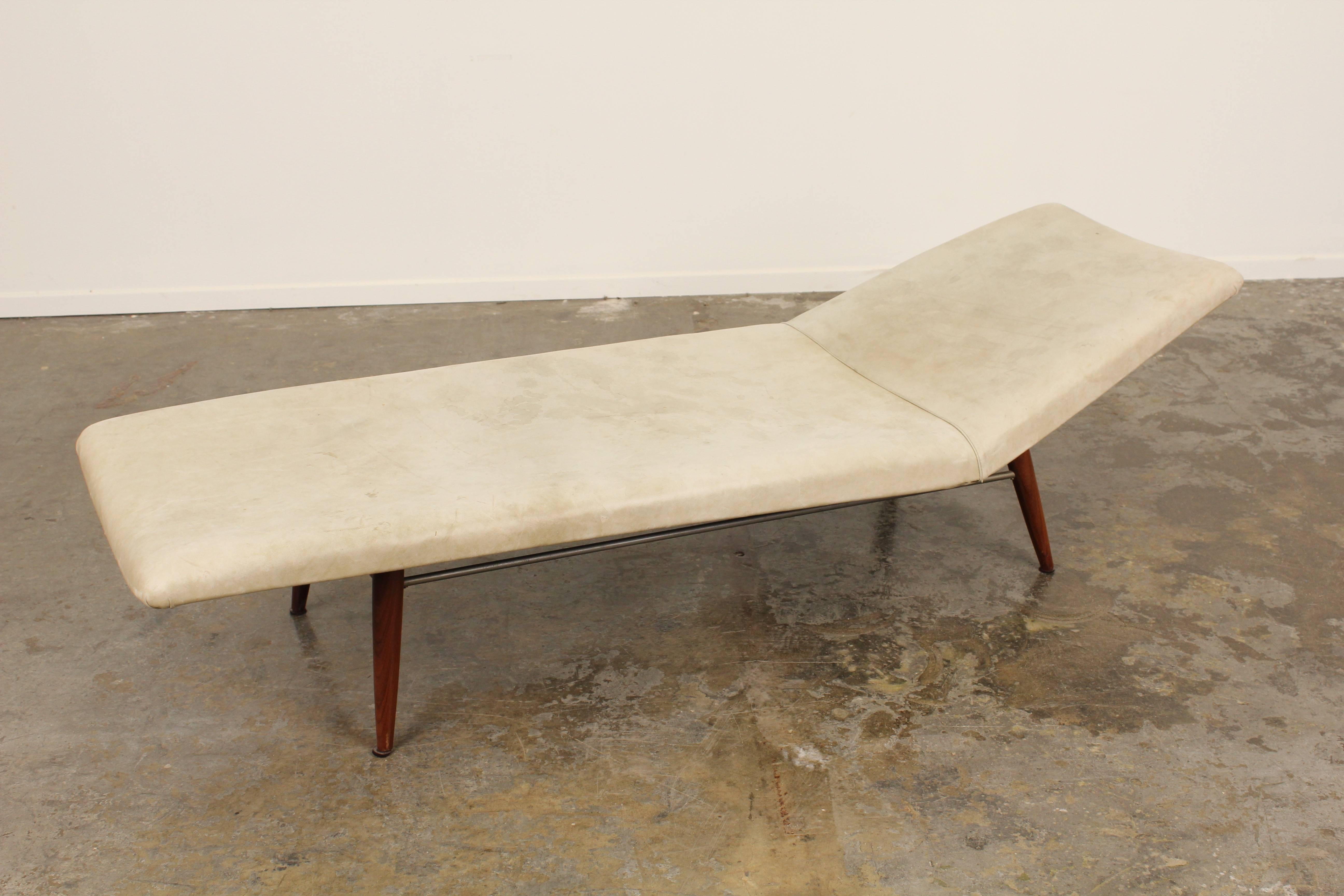 Mid-Century Leather Chaise Longue In Good Condition In North Hollywood, CA