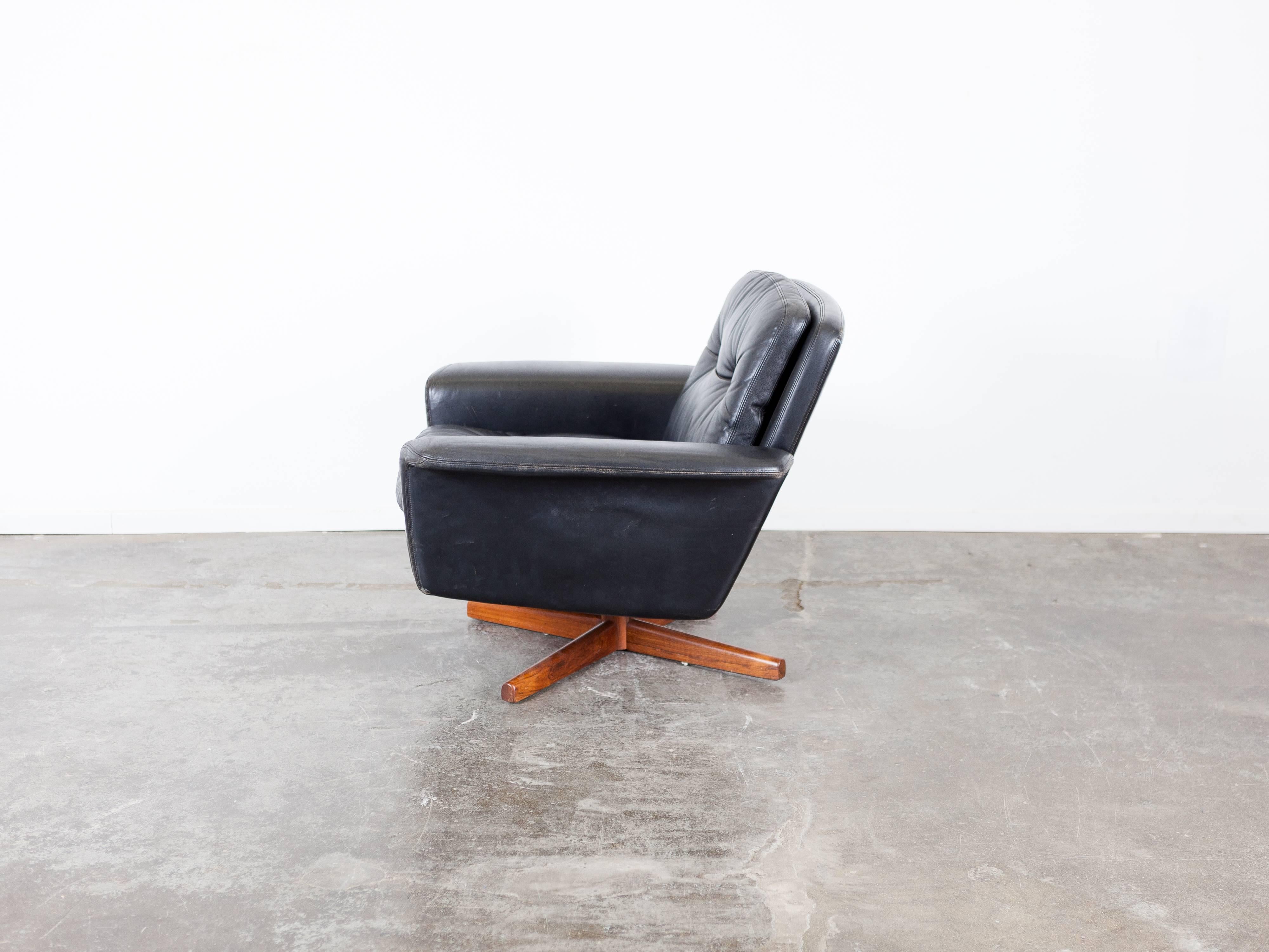Black leather tufted swivel lounge chair, 1960s, Norwegian, produced by Vatne Mobler.