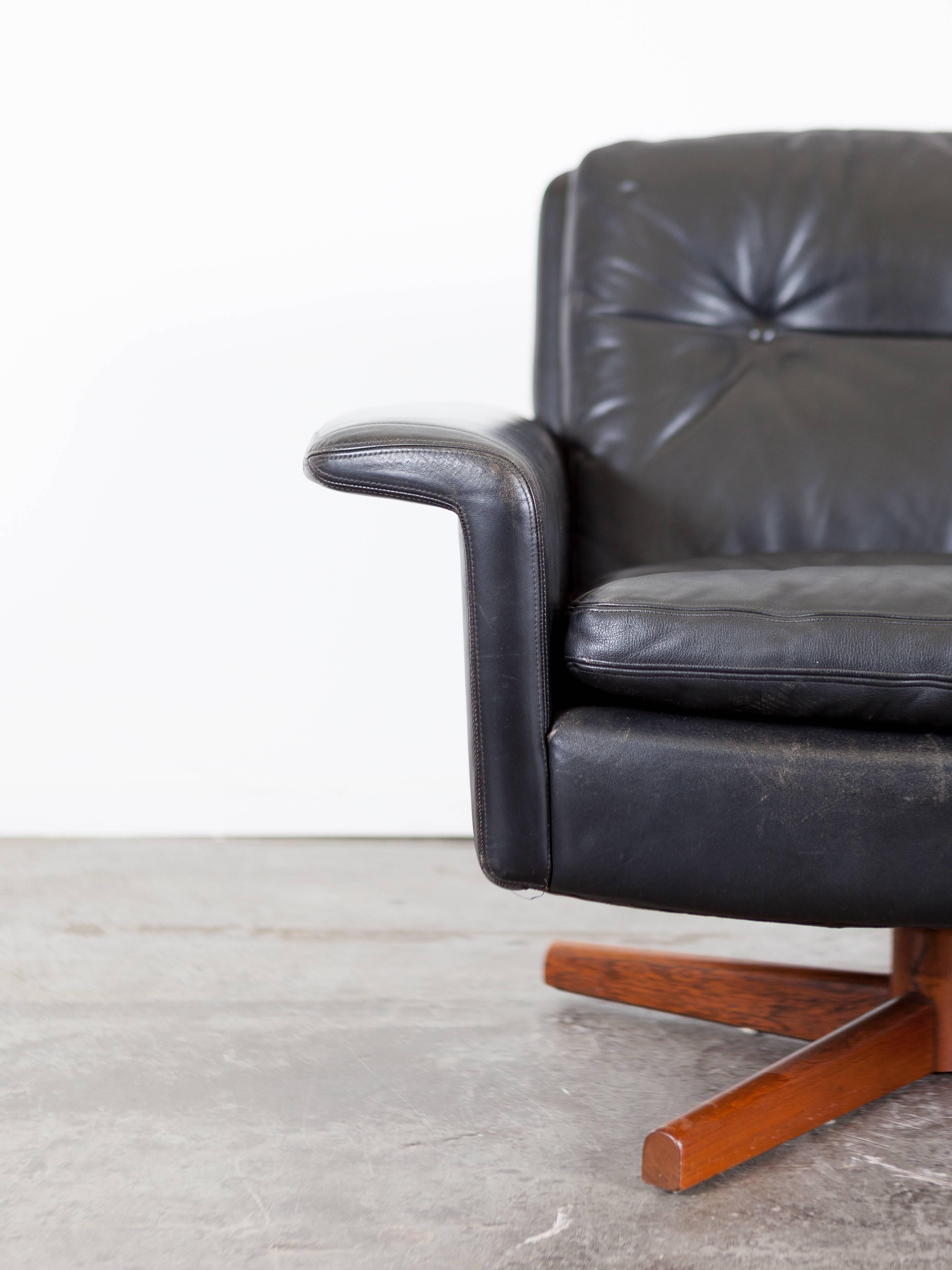 Mid-Century Black Leather Swivel Lounge Chair In Excellent Condition In North Hollywood, CA