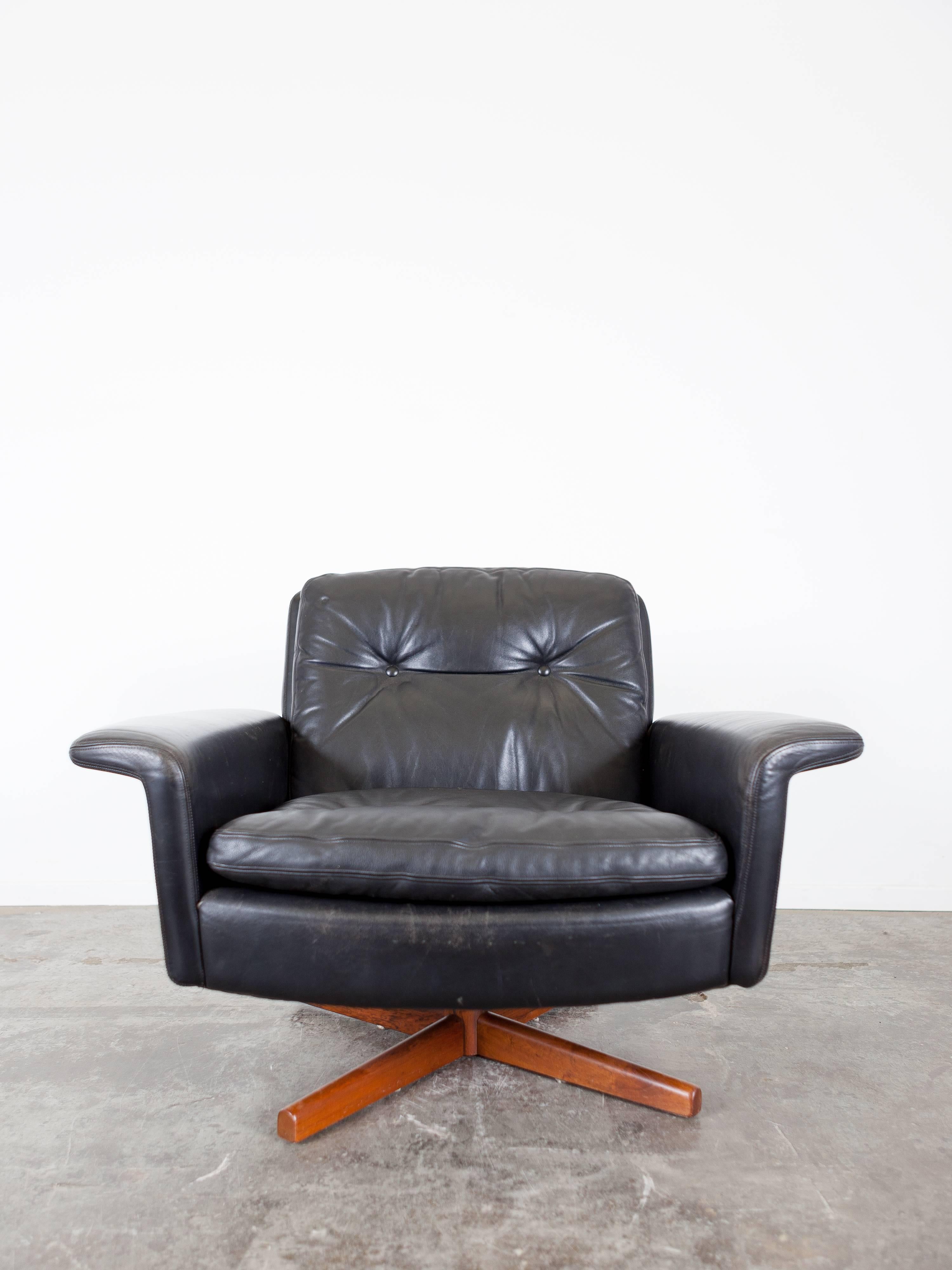 Mid-20th Century Mid-Century Black Leather Swivel Lounge Chair