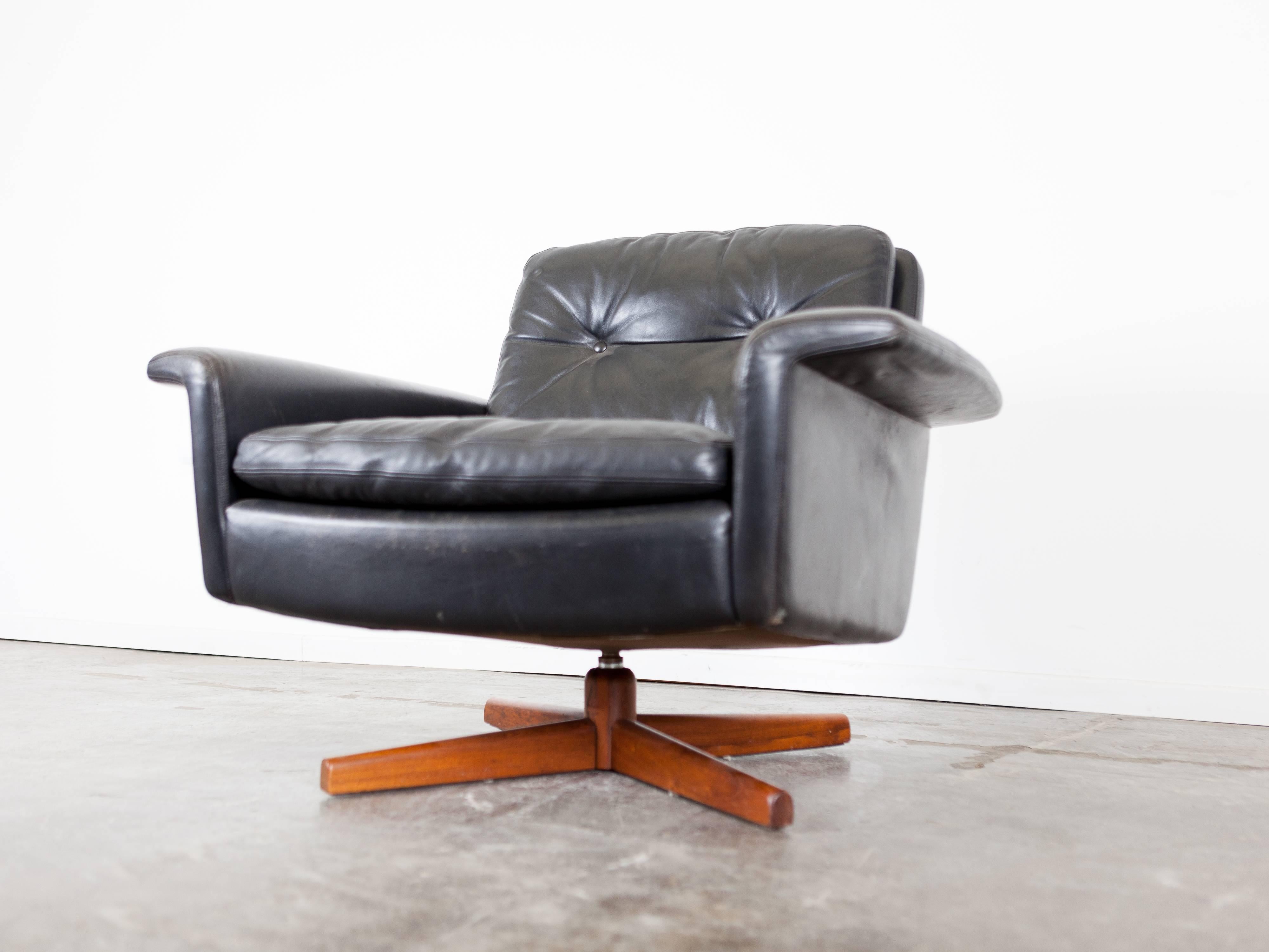 Mid-Century Black Leather Swivel Lounge Chair 2