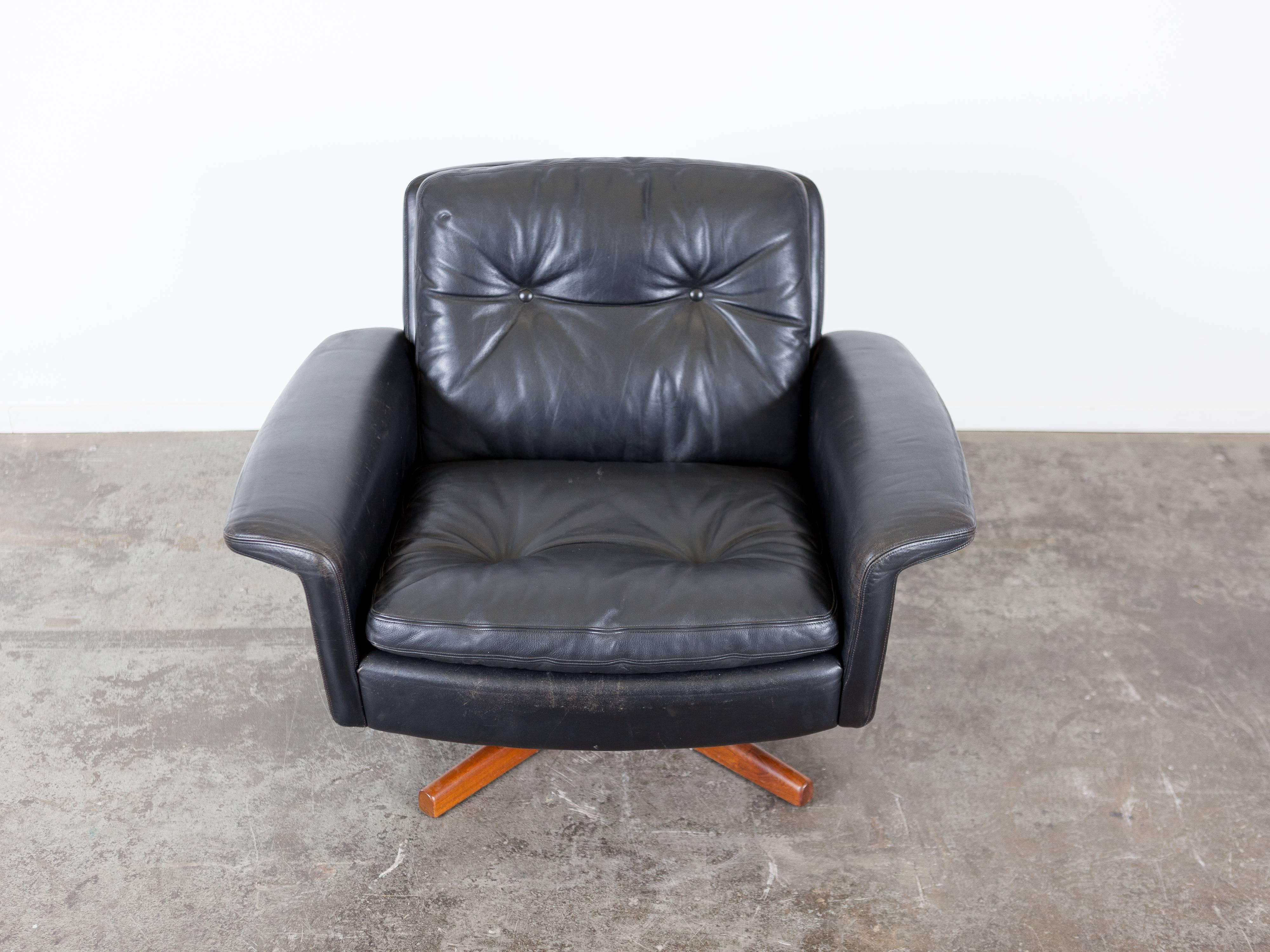 Mid-Century Black Leather Swivel Lounge Chair 3